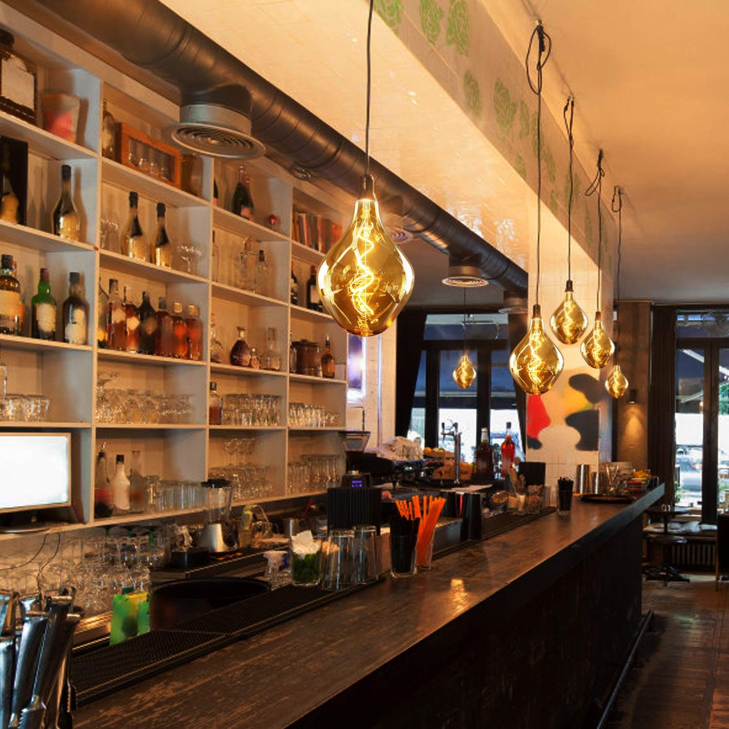 Un bar con luci a sospensione, scaffali di bottiglie e un bancone in legno. Sono visibili bevande e bicchieri. La scena è illuminata.