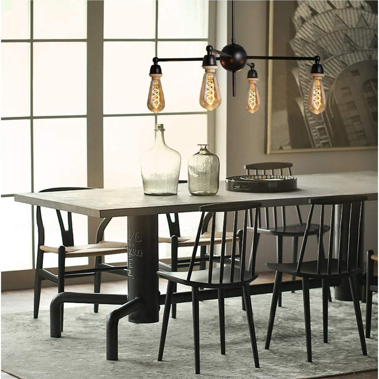 Jadalnia ze stołem, krzesłami i lampą. Dwie szklane butelki na stole.