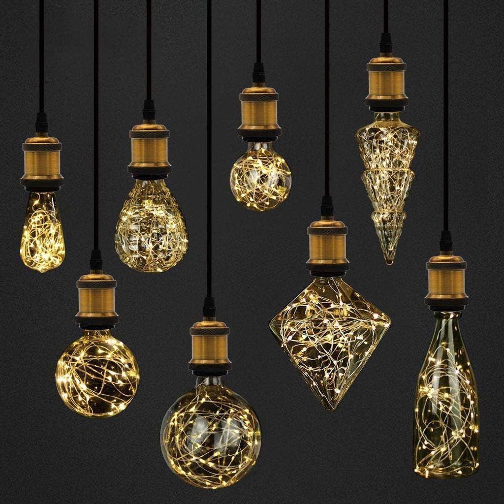 Różne dekoracyjne żarówki wiszące na czarnych sznurach na ciemnym tle. Żarówki mają różne kształty ze światełkami.