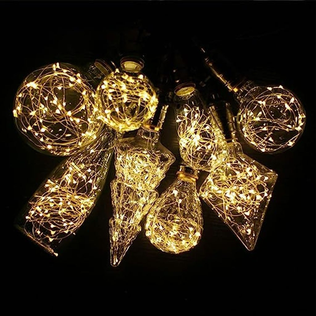 Różne szklane butelki wypełnione lampkami. Światła są ciepło-białe, ułożone w dekoracyjnych szklanych kształtach, na czarnym tle.