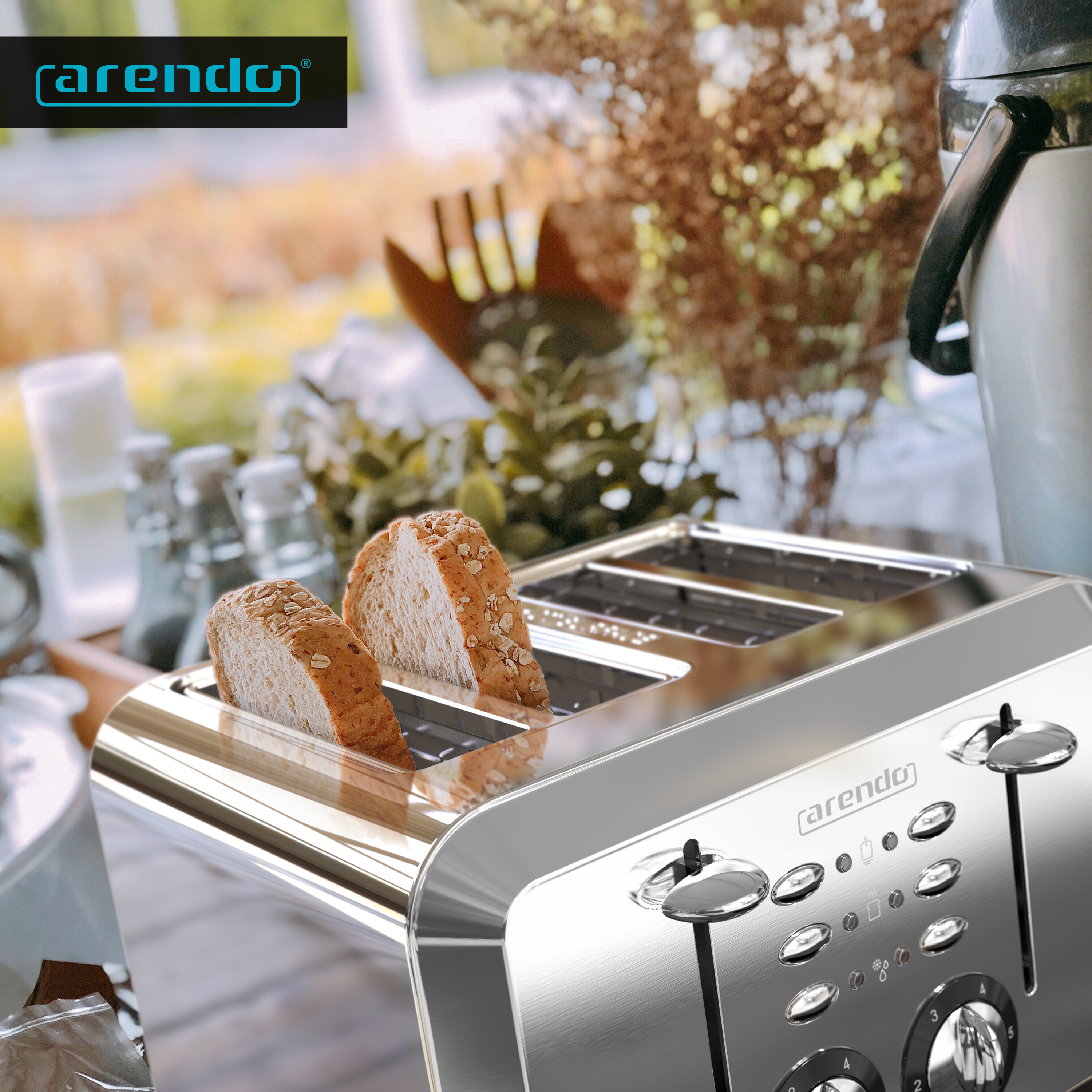 Ein Chrom-Toaster mit zwei Brotscheiben darin. Der Hintergrund ist eine verschwommene Außenszene mit Pflanzen.