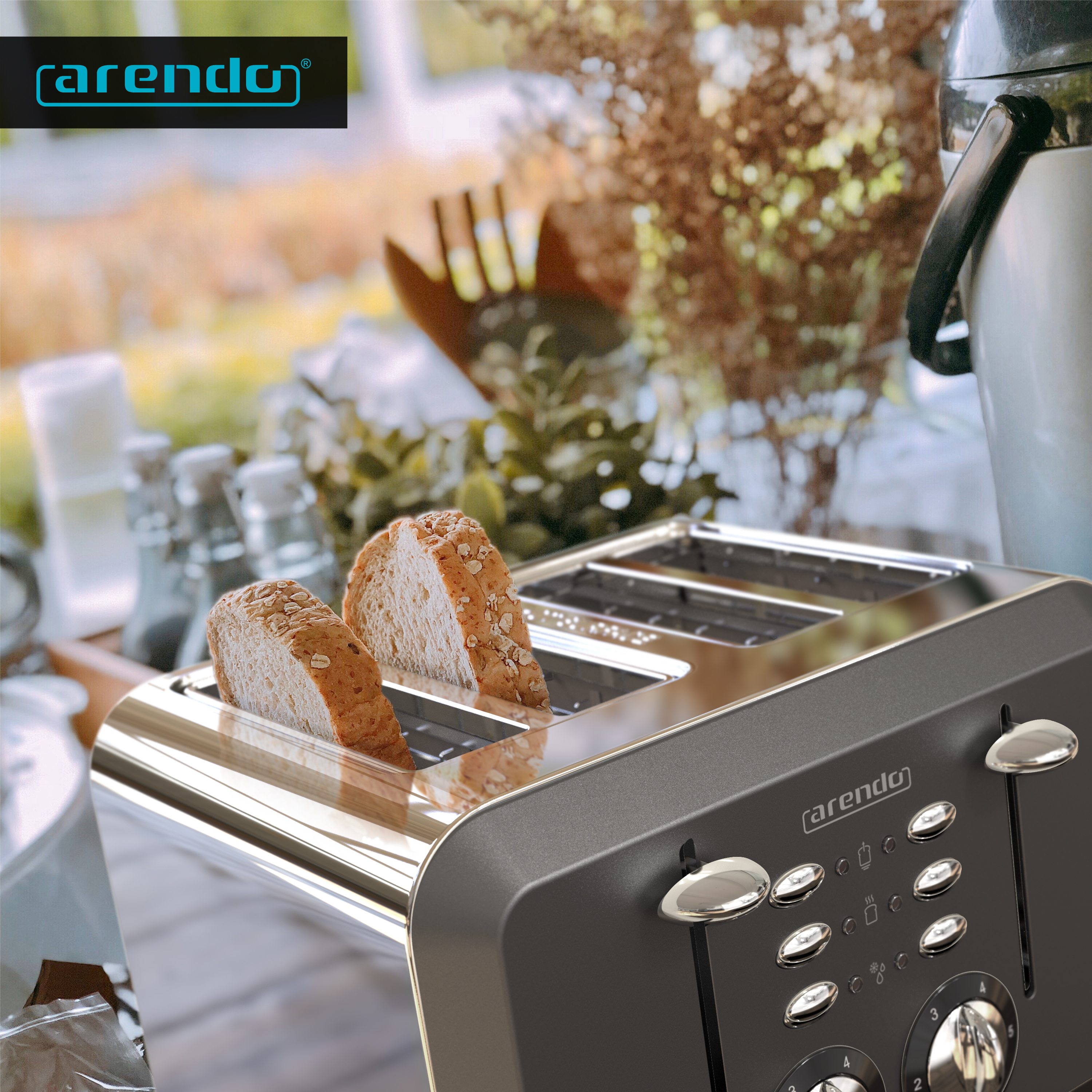 Ein Toaster mit Brot darin. Der Hintergrund zeigt verschwommene grüne Pflanzen und einen weißen Behälter.