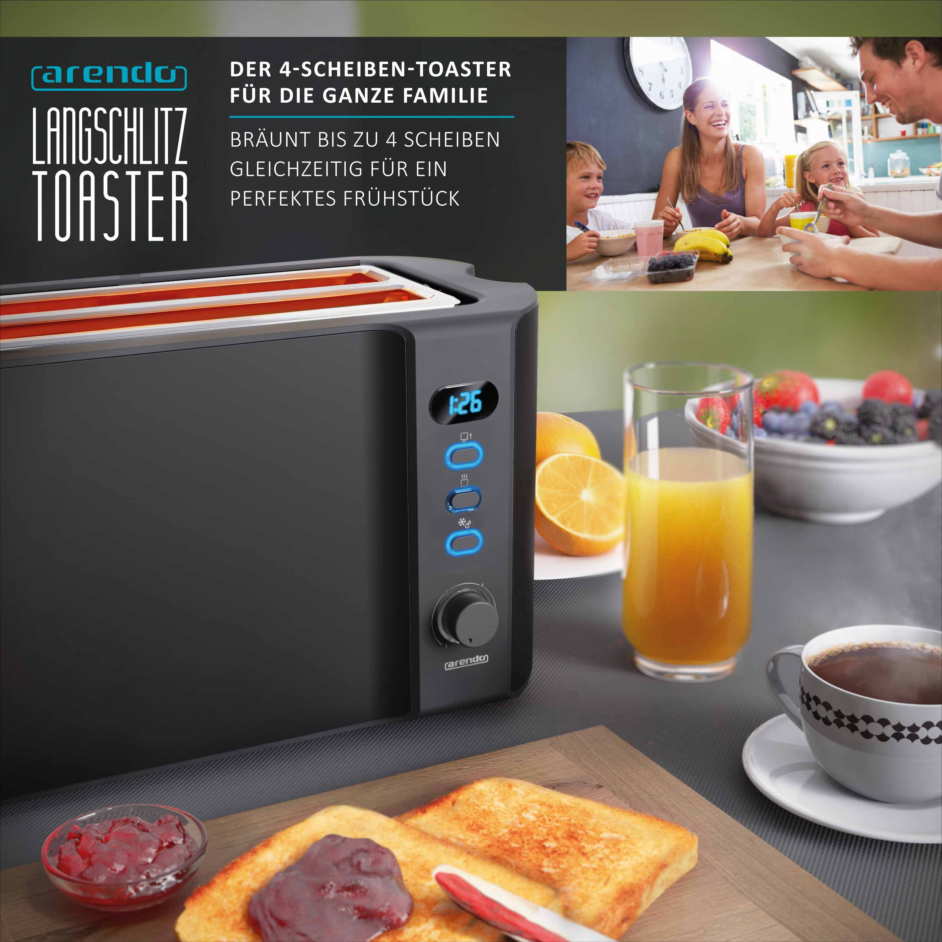 Ein Toaster, Toast, Saft und Kaffee stehen auf einem Tisch. Eine Familie genießt im Hintergrund das Frühstück.