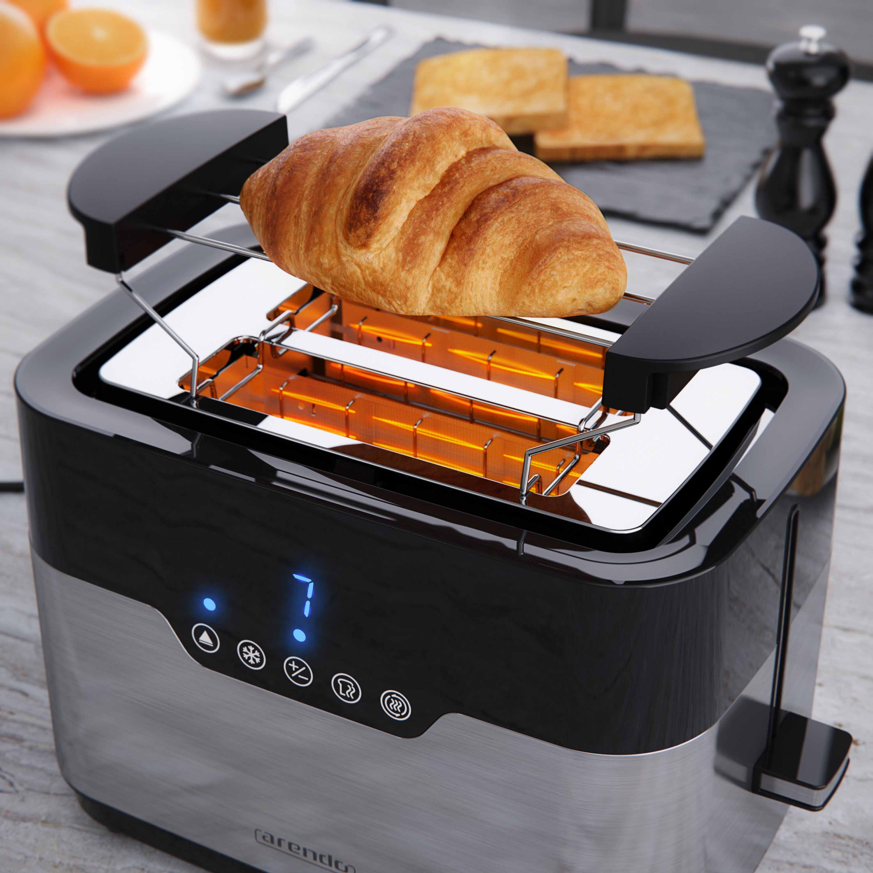 Ein Toaster mit einem Croissant. Orangen und Toast sind im Hintergrund sichtbar.