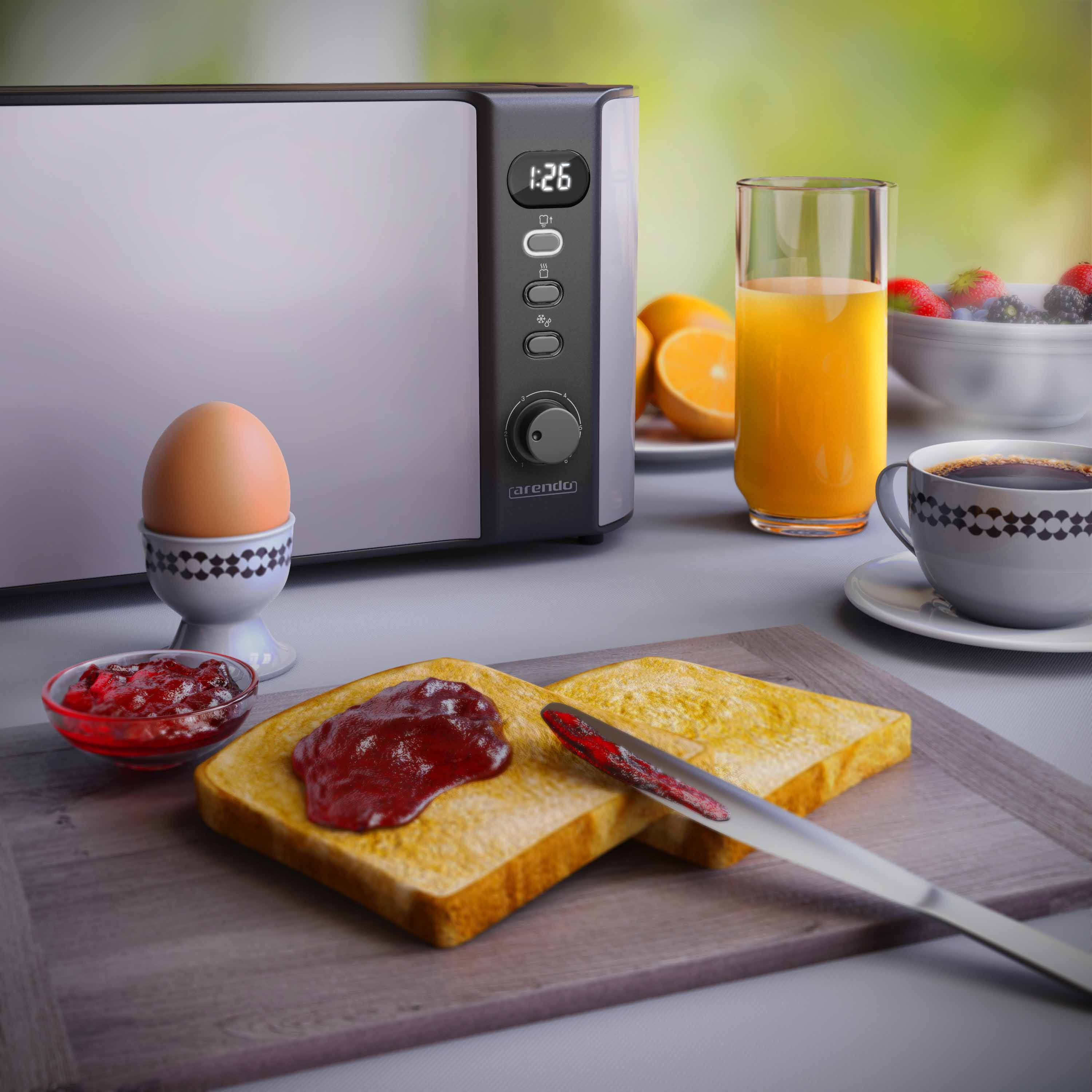 Frühstücksszene: Toast mit Marmelade, Ei, Kaffee, Orangensaft, Mikrowelle und Obstschale auf einem Tisch.