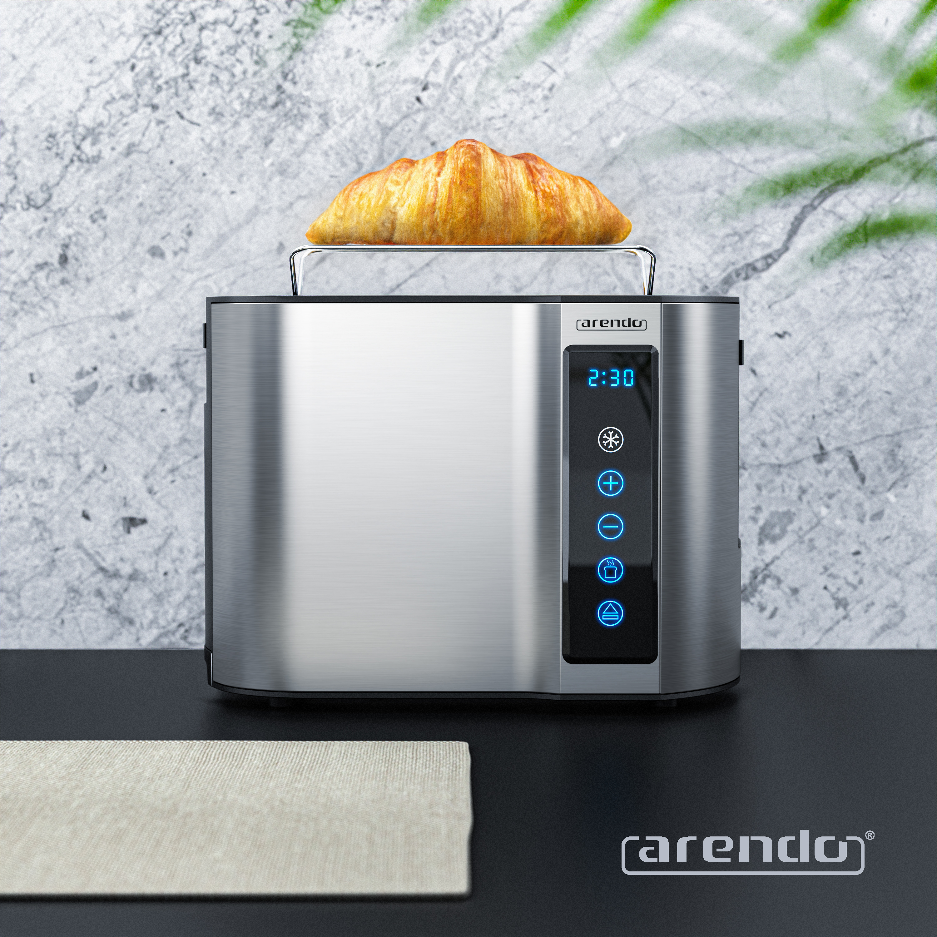 Ein Toaster aus Edelstahl mit einem Croissant oben drauf. Digitalanzeige zeigt 2:30 Uhr. Auf dem Tisch liegt eine beige Serviette.