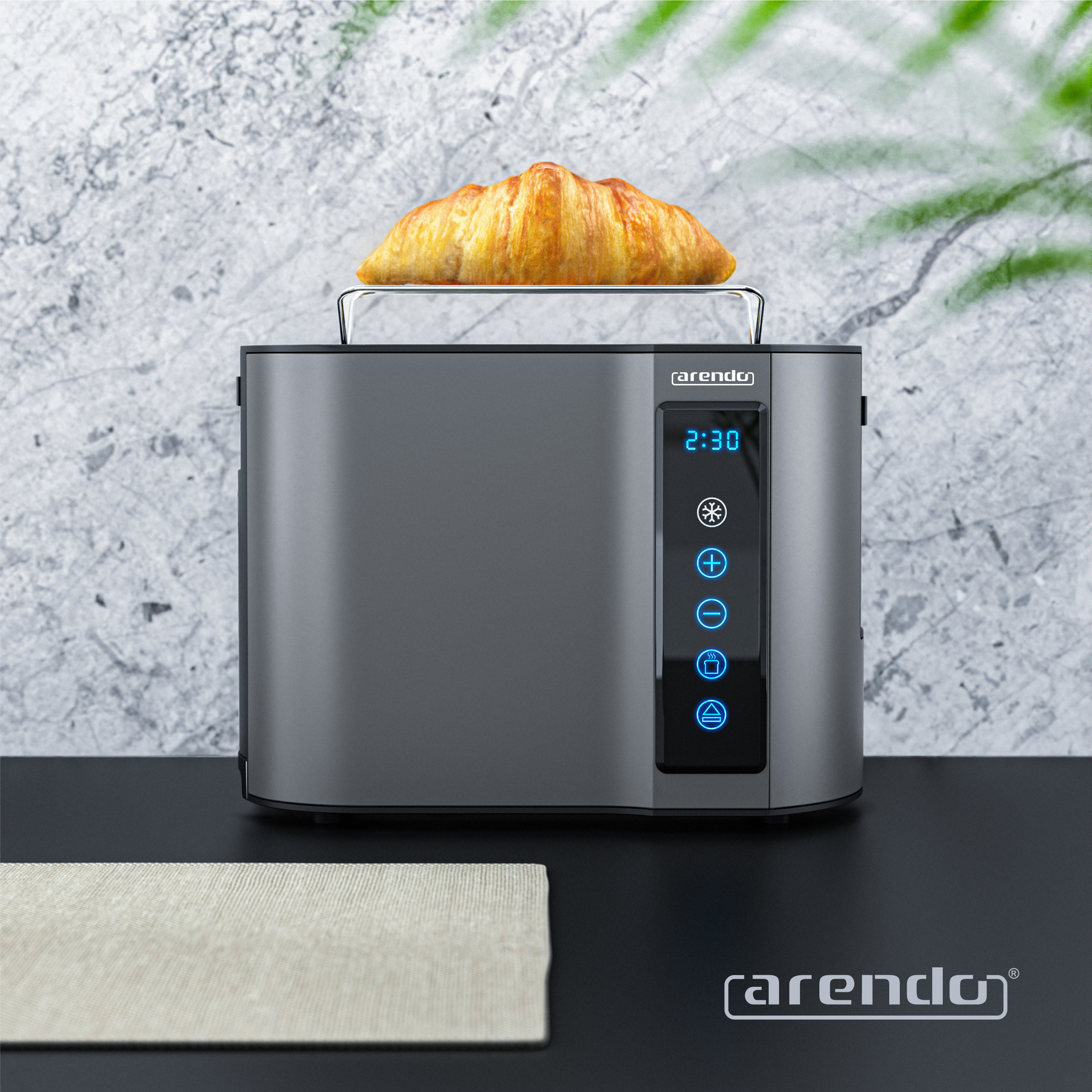 Ein Toaster mit einem Croissant. Die Digitalanzeige zeigt 2:30. Eine beige Tischdecke liegt auf der Theke.