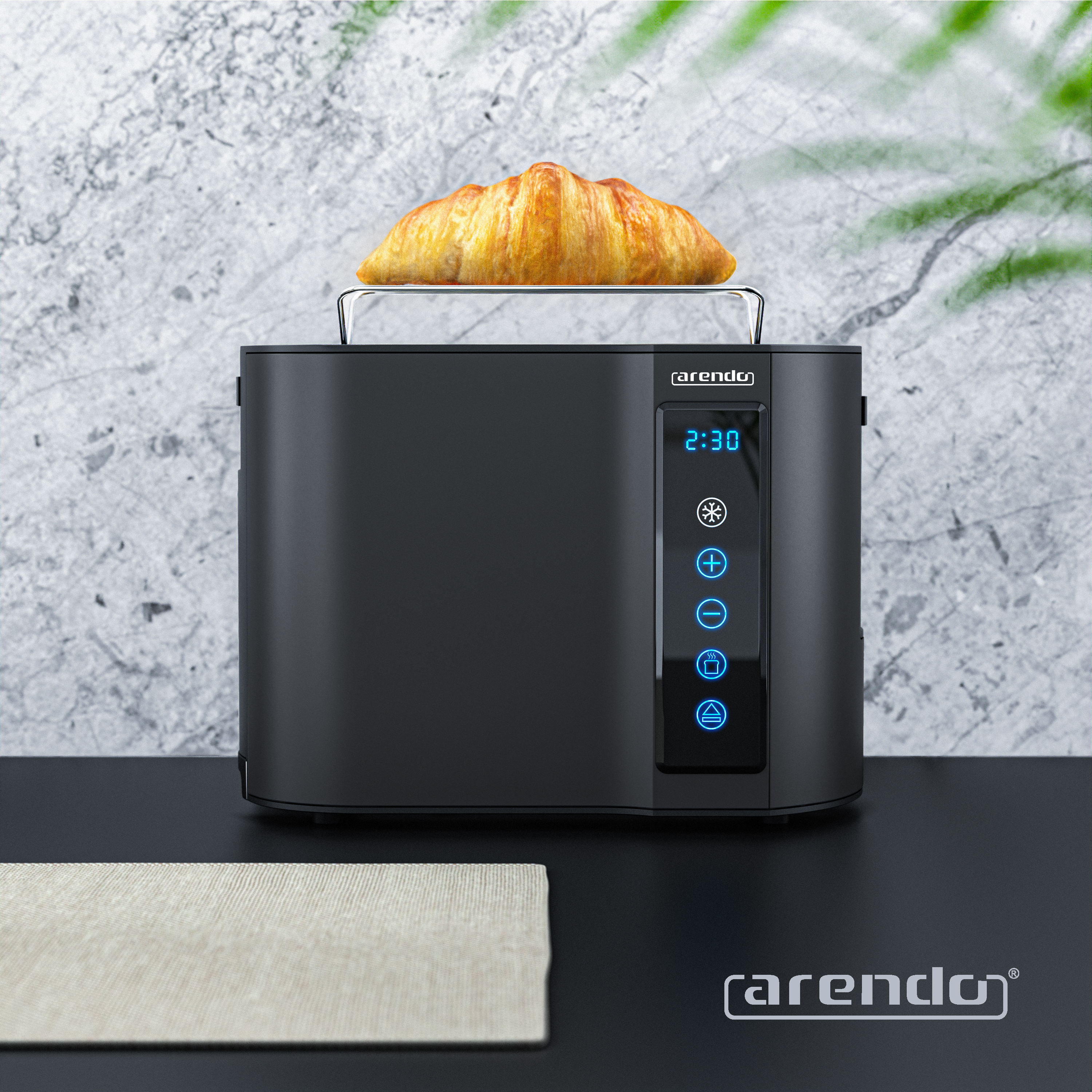 Ein schwarzer Toaster mit Croissant. Er hat ein Digitaldisplay mit 2:30. Auf dem Tisch liegt eine beige Tischmatte.