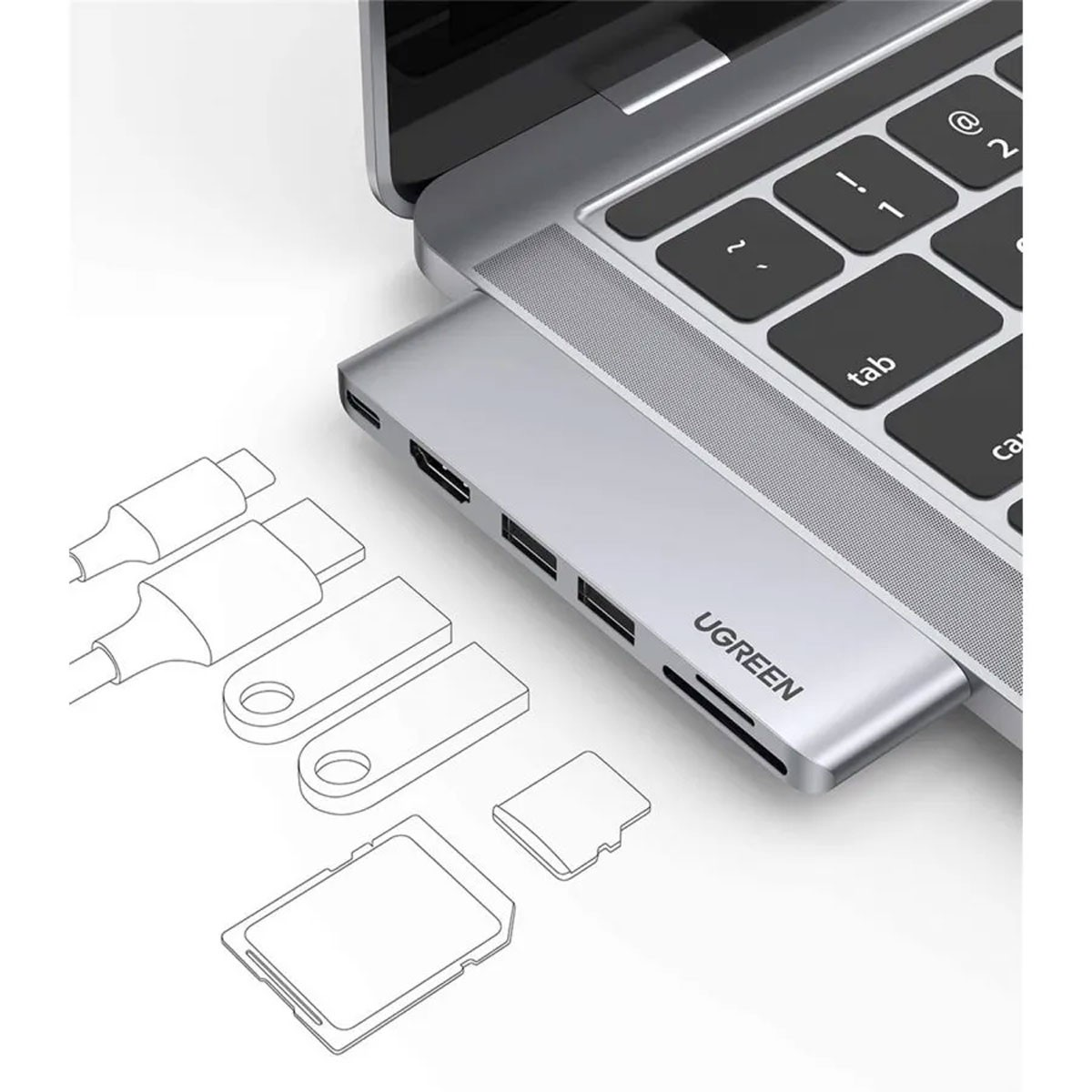 Srebrny hub USB-C jest podłączony do laptopa. Zarysowane akcesoria: dyski USB, karta SD i kable adaptera.