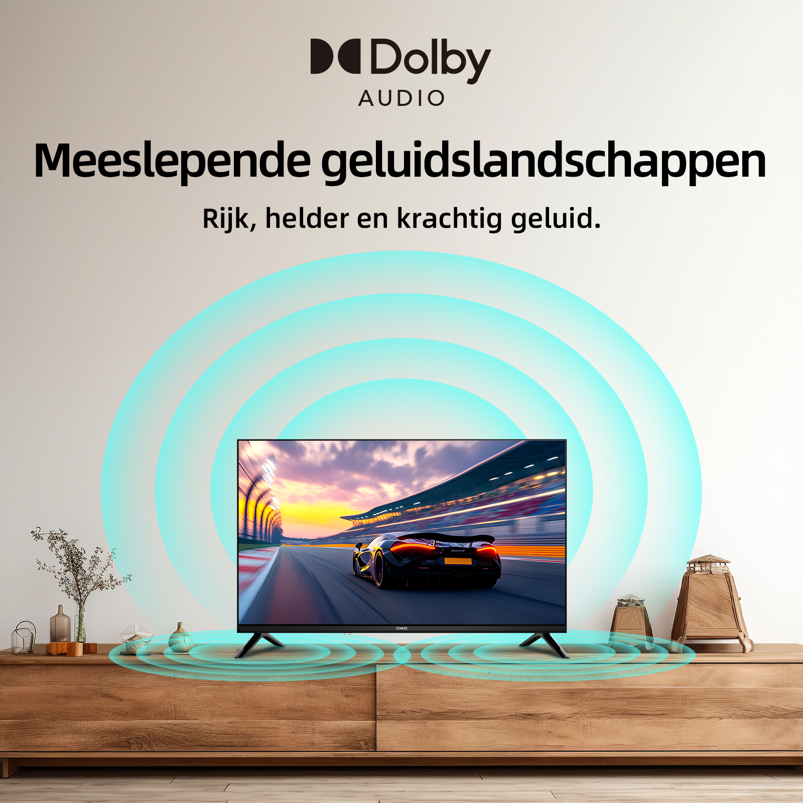 Téléviseur sur un meuble en bois, avec une voiture à l'écran. Logo Dolby Audio en haut. Texte : Paysages sonores immersifs, son riche, clair et puissant.