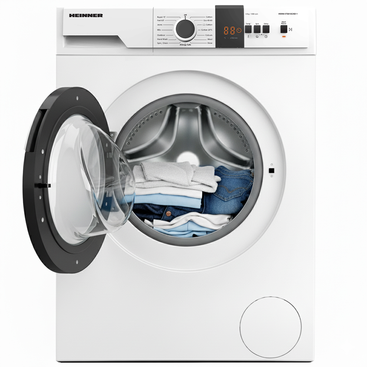 Een witte wasmachine met de deur open, waar kleding in te zien is. De machine heeft een bedieningspaneel en het merk 'HEINNER'.