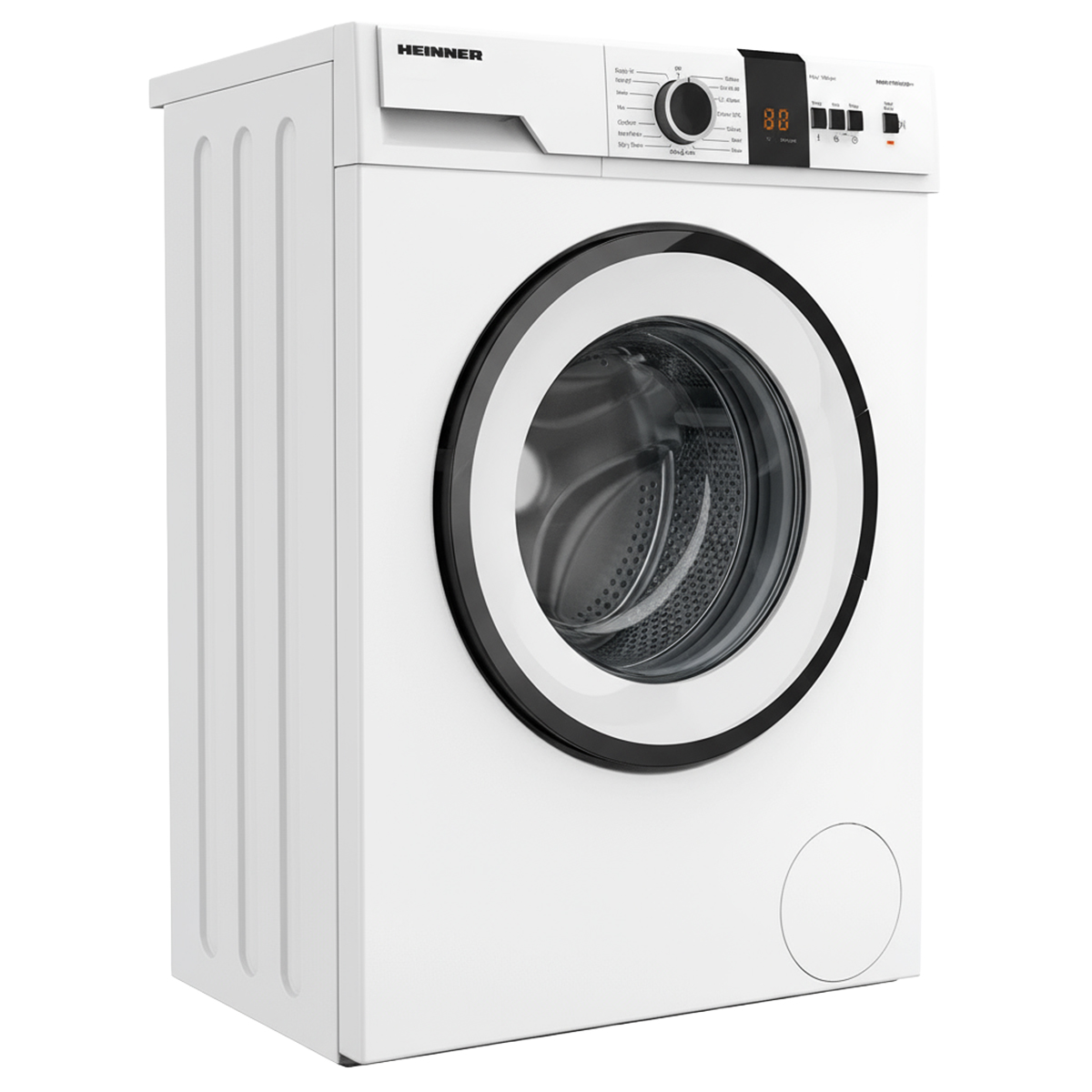 Een witte Heinner wasmachine met een zwart deurkozijn is naar links gekanteld. Hij heeft een bedieningspaneel aan de bovenkant met een LED-display.