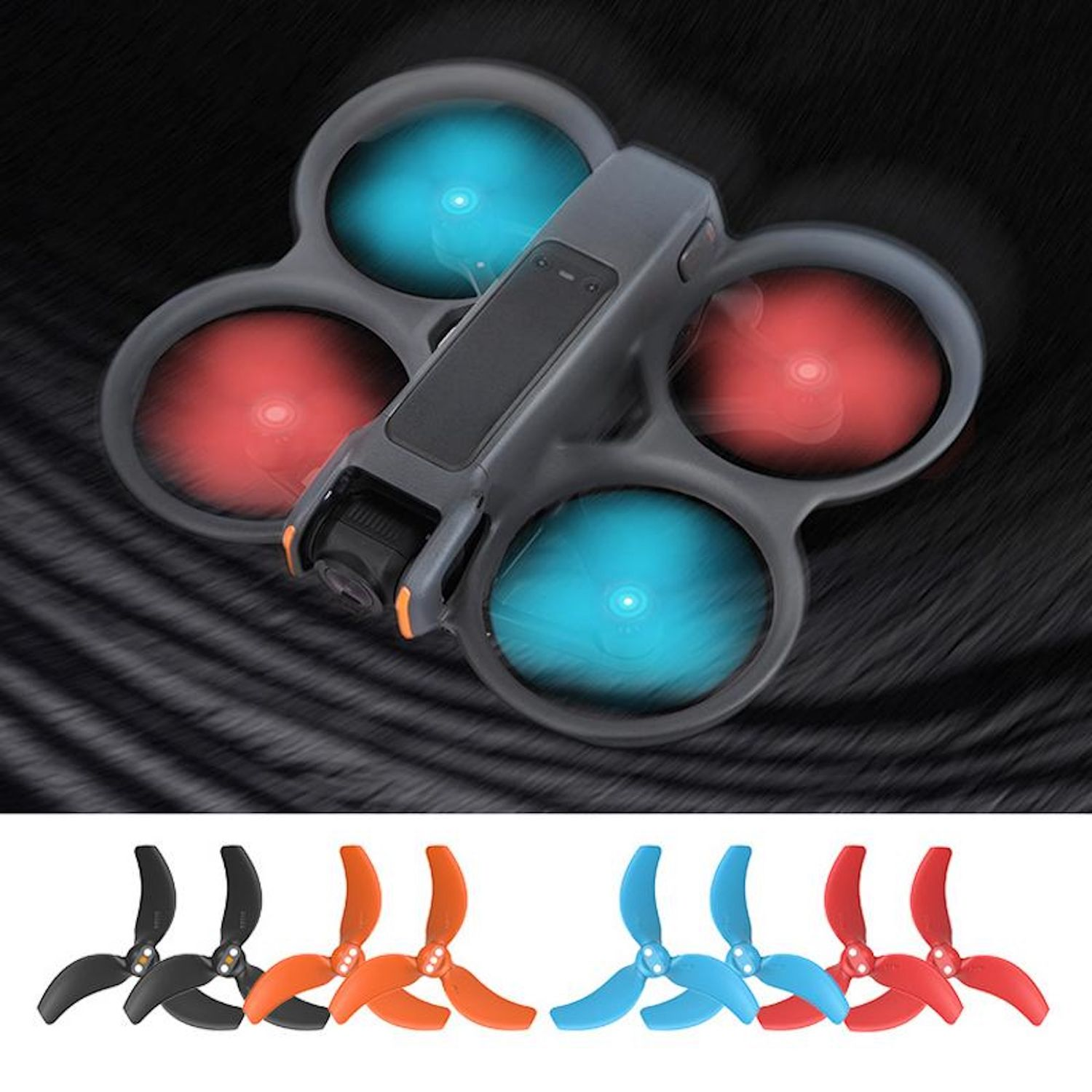 Un drone con una fotocamera ed eliche. Il drone ha un corpo grigio e luci rotanti rosse e blu. Sono visibili eliche extra.