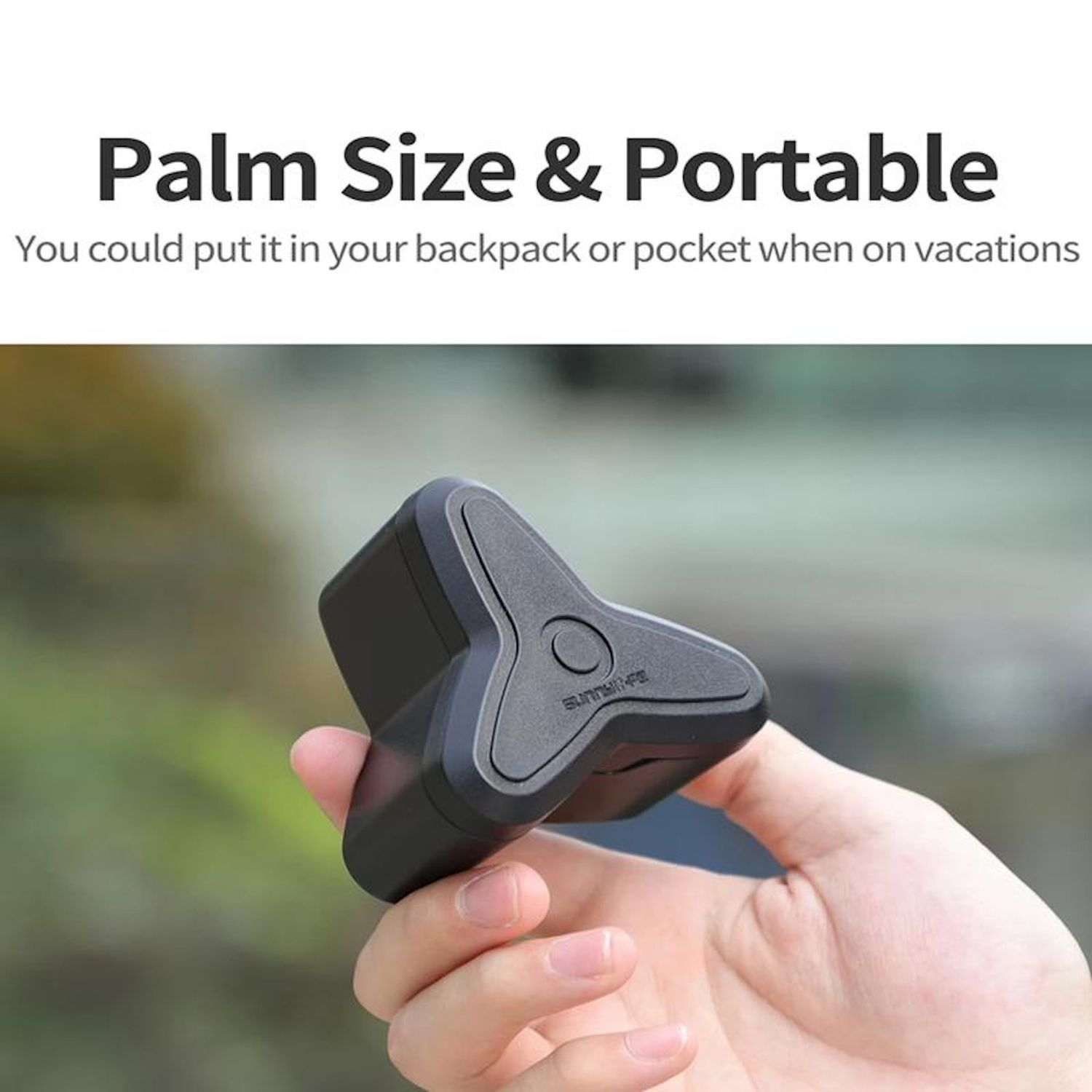 Una mano tiene un dispositivo nero triangolare. Il testo sopra dice 'Palm Size & Portable'. Lo sfondo è un fogliame verde sfocato.