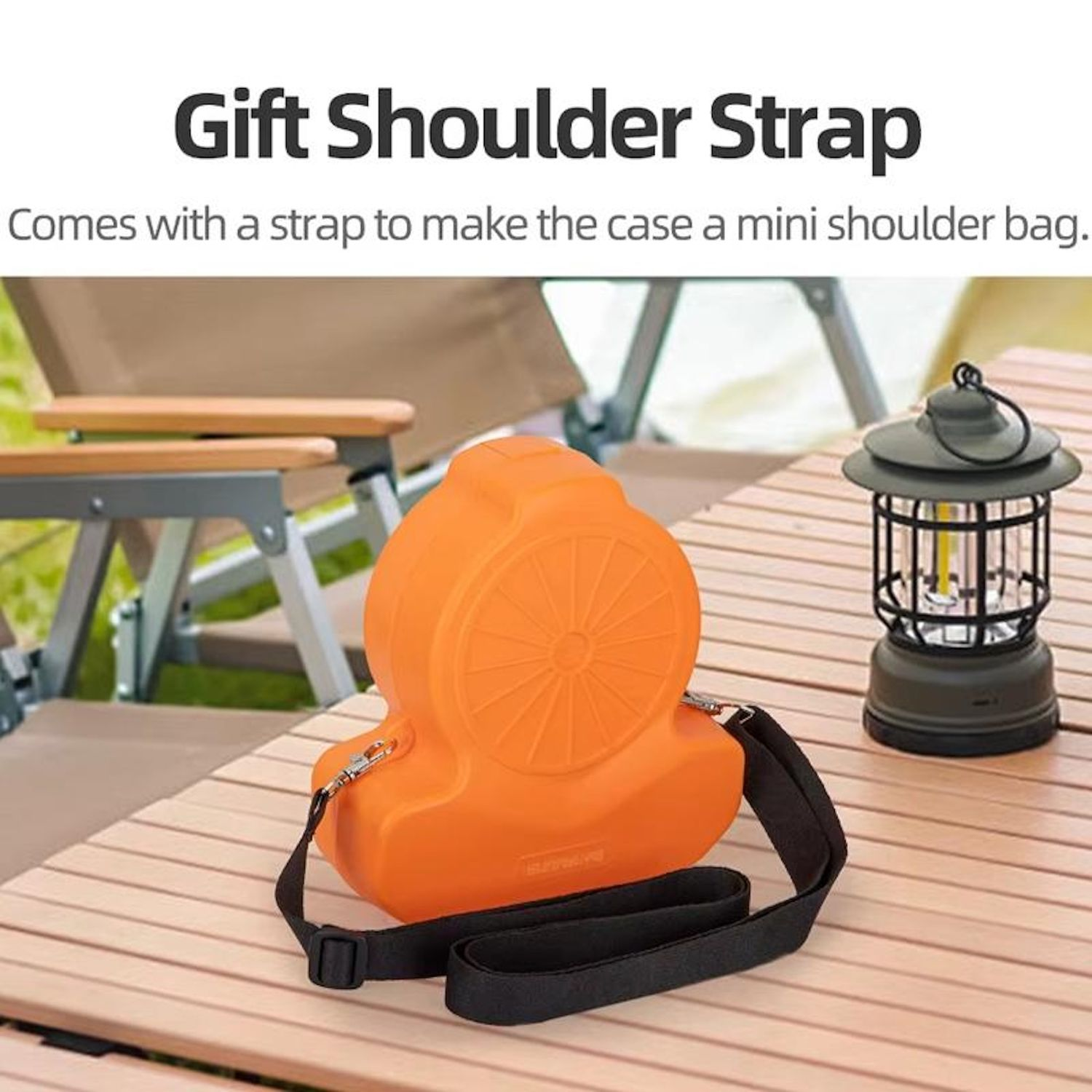 Eine orangefarbene Tasche mit schwarzem Riemen auf einem Holztisch. Eine Laterne und ein Stuhl sind im Hintergrund.