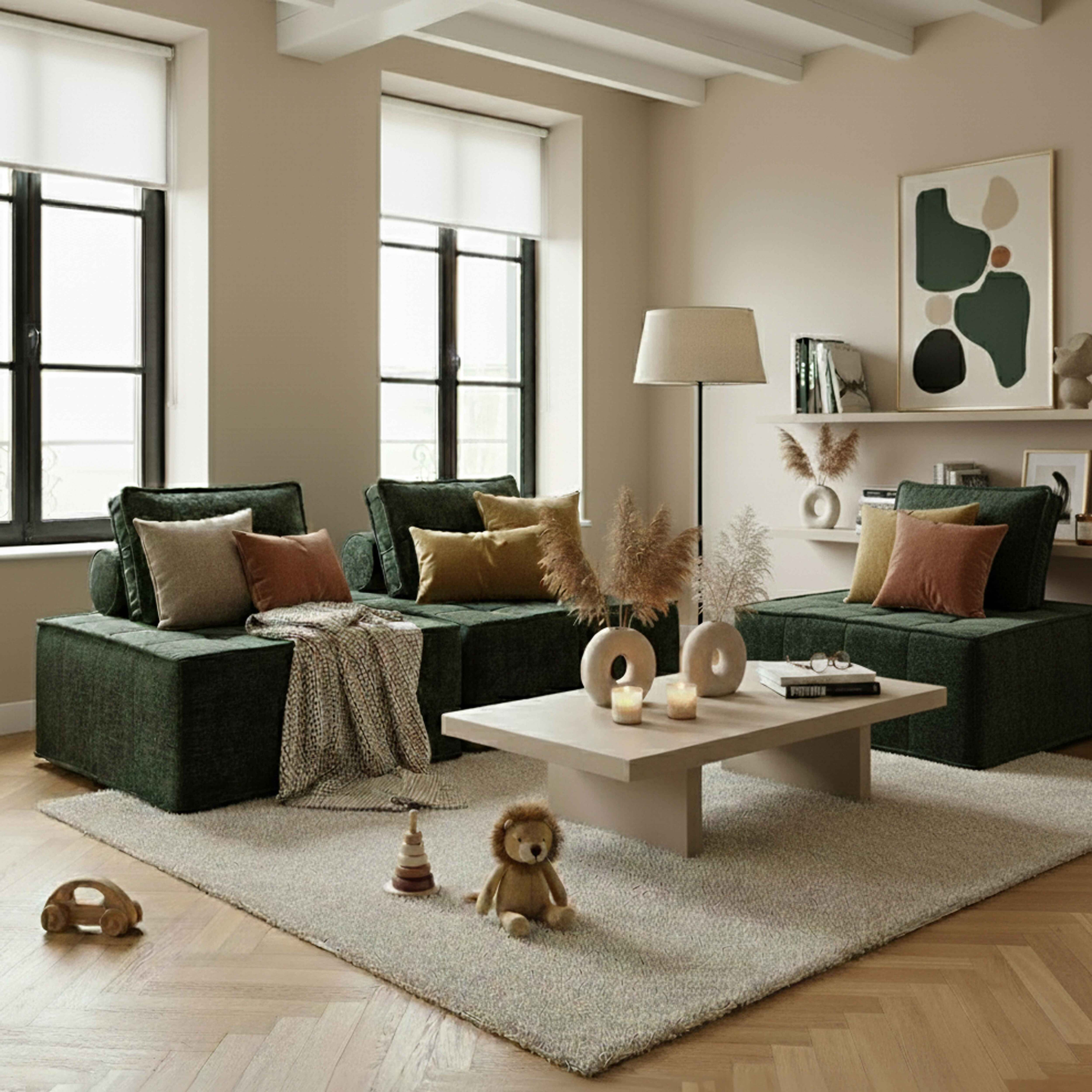 Wohnzimmer mit grünen Sofas, beigem Teppich, Holztisch, Kunstwerken und Fenstern. Deko-Artikel und Spielzeug sind vorhanden.