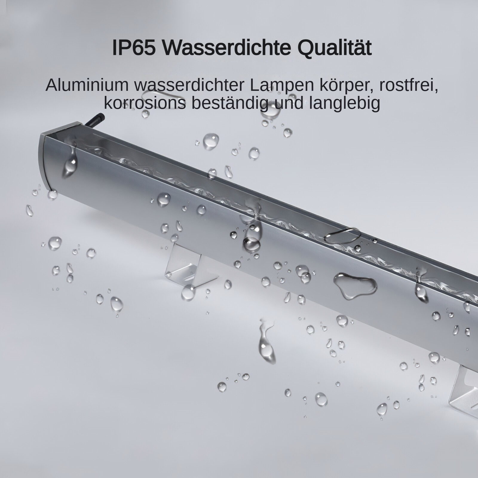 Eine silberne wasserdichte Lampe mit Wassertropfen vor weißem Hintergrund. Text auf Deutsch ist ebenfalls vorhanden.