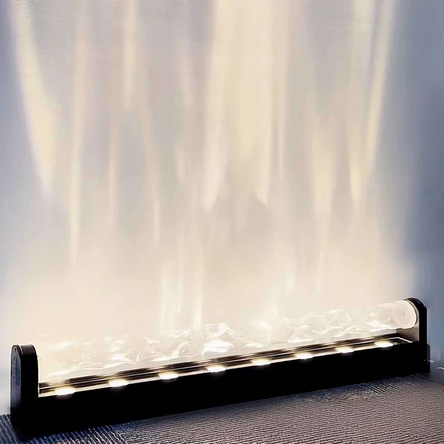 Eine moderne Leuchte mit schwarzem Sockel und weißer, strukturierter Oberseite. Die dahinterliegende Wand reflektiert das Licht.