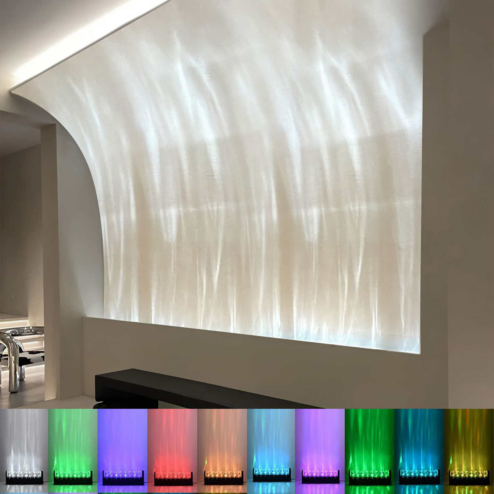 Weiße Wand mit Lichtreflexen. Unten sind farbwechselnde LED-Leuchten. Der Raum hat ein modernes Design.
