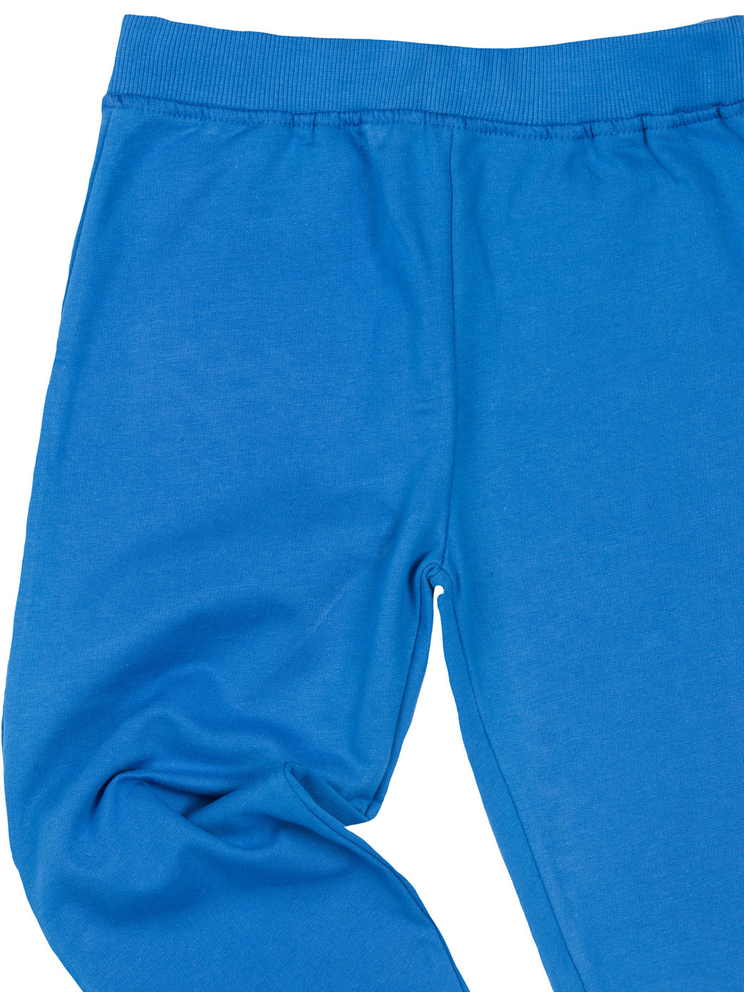 Nahaufnahme einer blauen Jogginghose. Der elastische Bund ist oben sichtbar. Der Stoff ist glatt und die Farbe ist einfarbig blau.