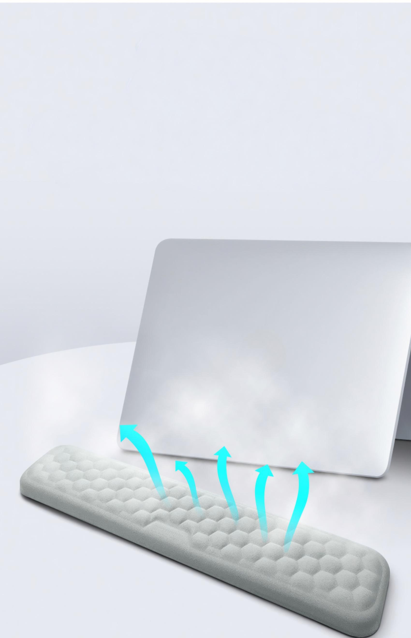 Eine graue Handballenauflage mit nach oben zeigenden Pfeilen zu einem Laptop. Der Hintergrund ist weiß.