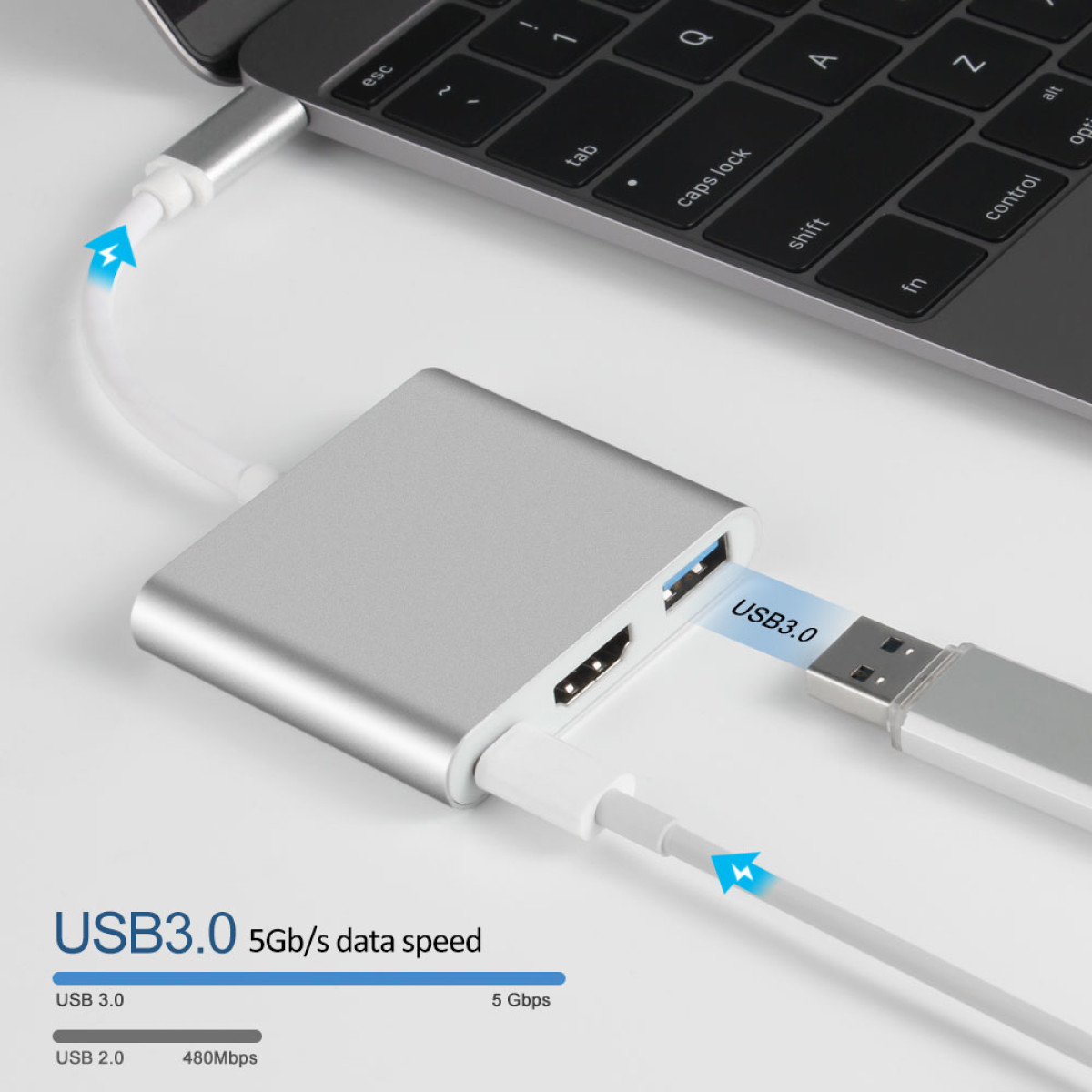 Ein silberner USB-Hub, der mit einem Laptop verbunden ist. Er hat mehrere Anschlüsse und ein USB-Kabel. Text zeigt USB 3.0 und 5 Gbit/s Datengeschwindigkeit.
