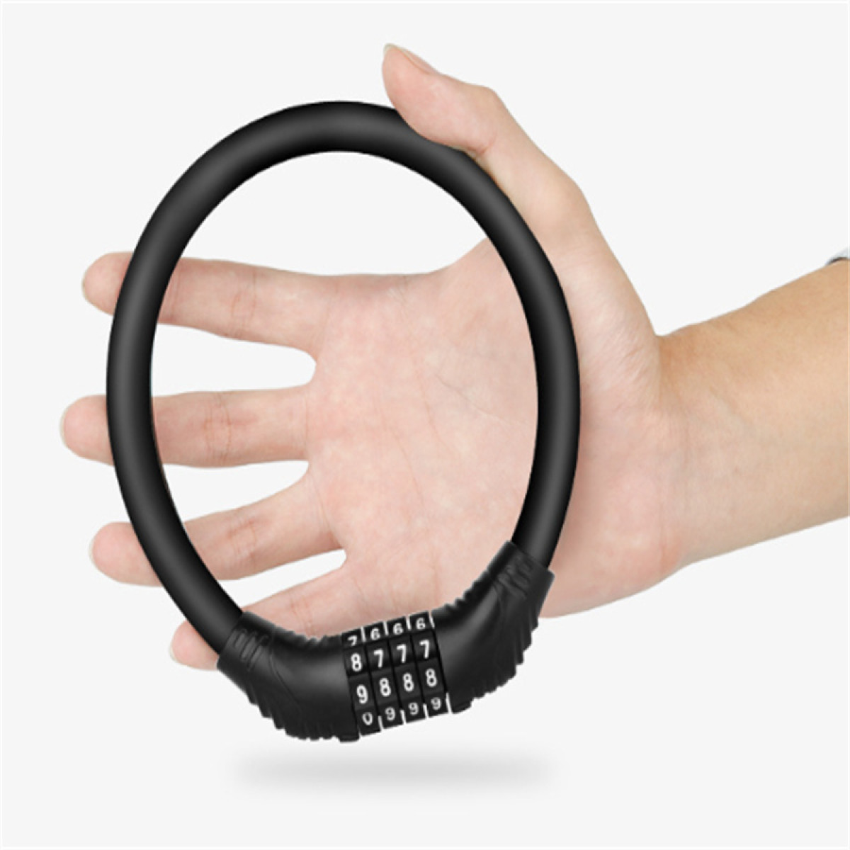 Ręka trzyma czarną blokadę rowerową. Zamek to gruby, czarny okrąg z tarczami numerycznymi. Widoczne są numery na tarczach.