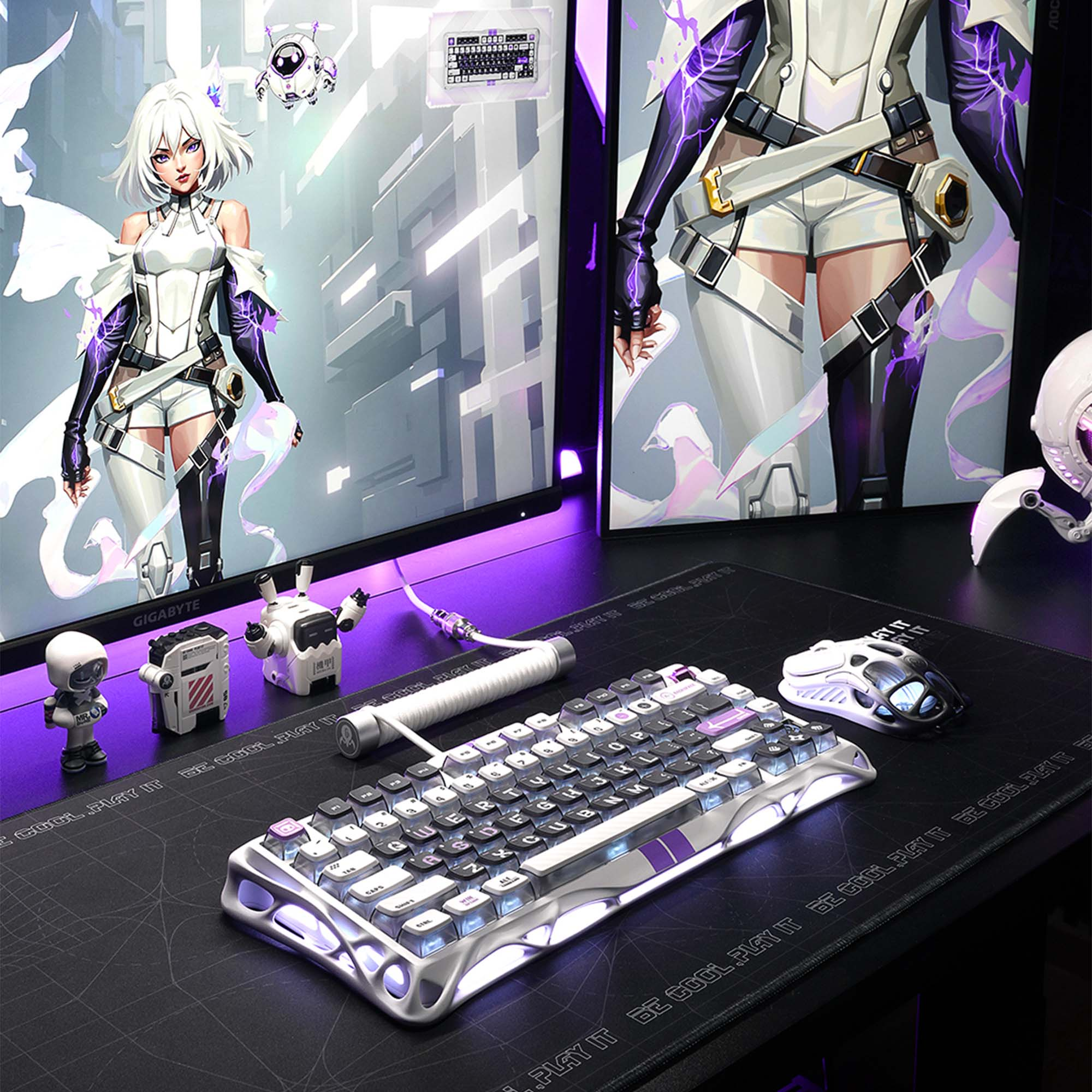 Bir klavye, fare ve anime tarzı sanat eserleri sergileyen iki monitörle bir oyun kurulumu. Sahne mor tonlarla aydınlatılıyor.