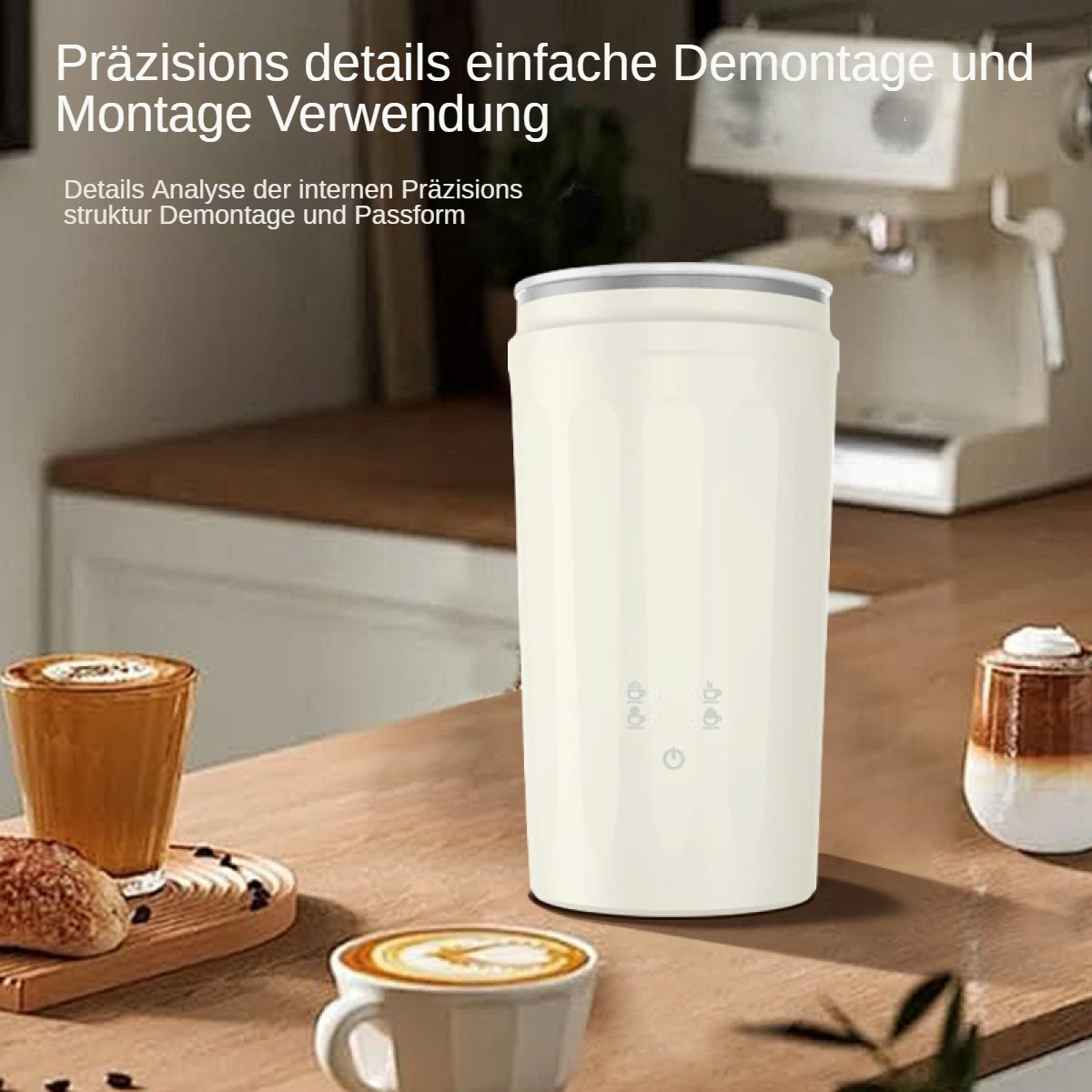 Ein weißer Reisebecher steht auf einem Holztisch mit Kaffeetassen und Gebäck. Im Hintergrund eine Kaffeemaschine.