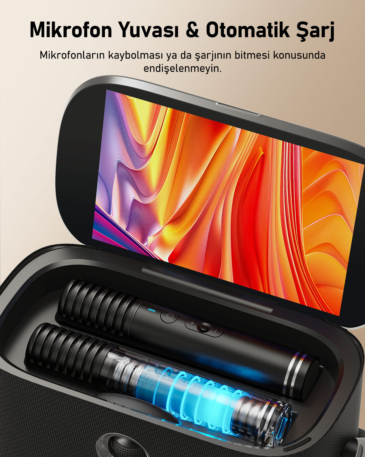 Yakın çekim, iki mikrofonlu bir şarj kutusunu gösteriyor. Biri mavi ışıkla şarj oluyor. Arka planda bir telefon.