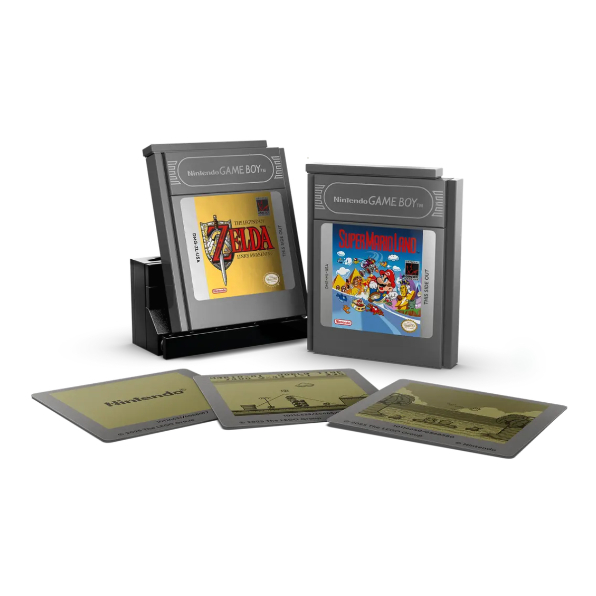 Görüntü, Zelda ve Super Mario Land oyunlarının bulunduğu iki Game Boy kartuşunu gösteriyor. Ayrıca Nintendo markalı altın renkli kartlar da mevcut.