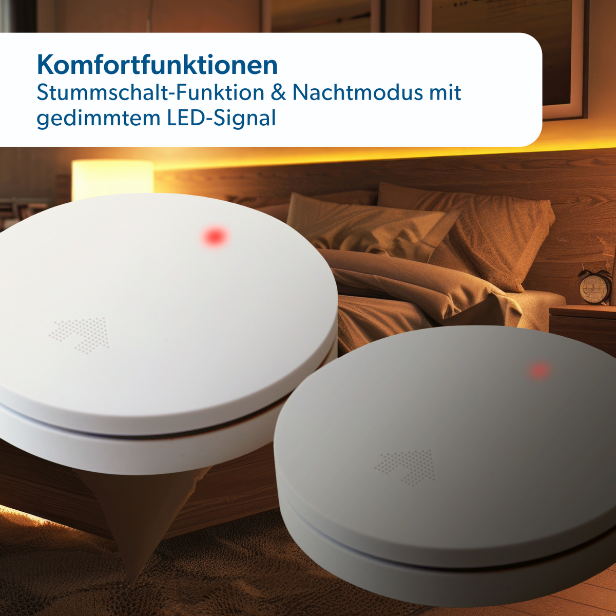 Zwei weiße und graue scheibenförmige Geräte mit Pfeilsymbolen und roten Lichtern, Schlafzimmerhintergrund, Textüberlagerung.