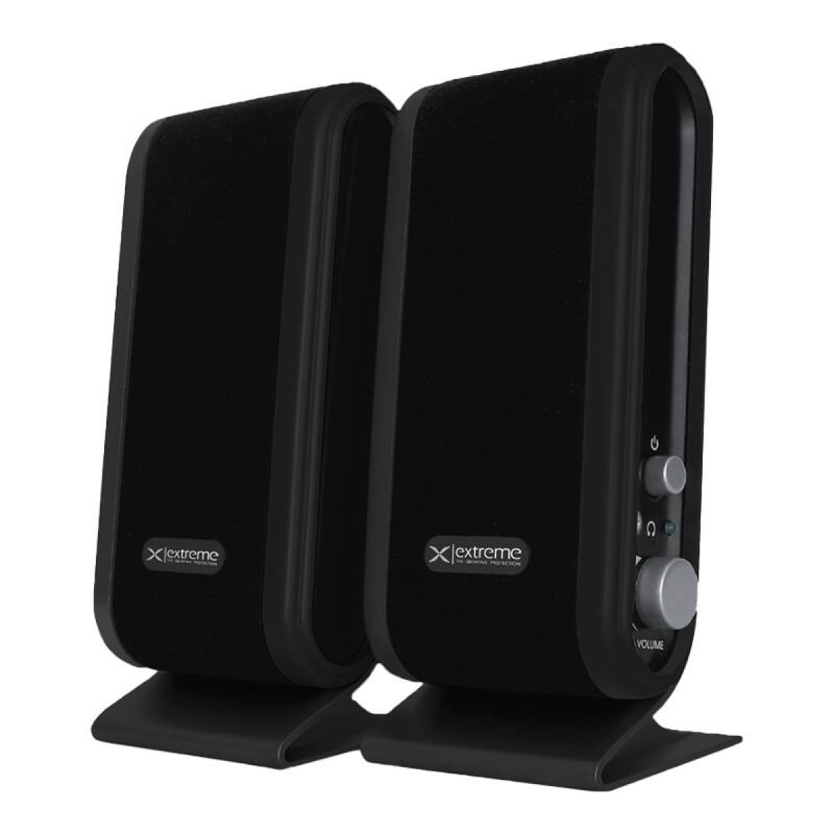 Dos altavoces negros con el logo 'Xtreme'. Uno tiene controles de volumen y encendido. Ambos sobre bases negras.