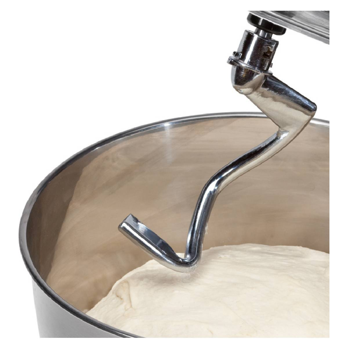 Zbliżenie na hak do ciasta ze stali nierdzewnej, mieszający ciasto w dużej metalowej misce. Ciasto jest białawe.