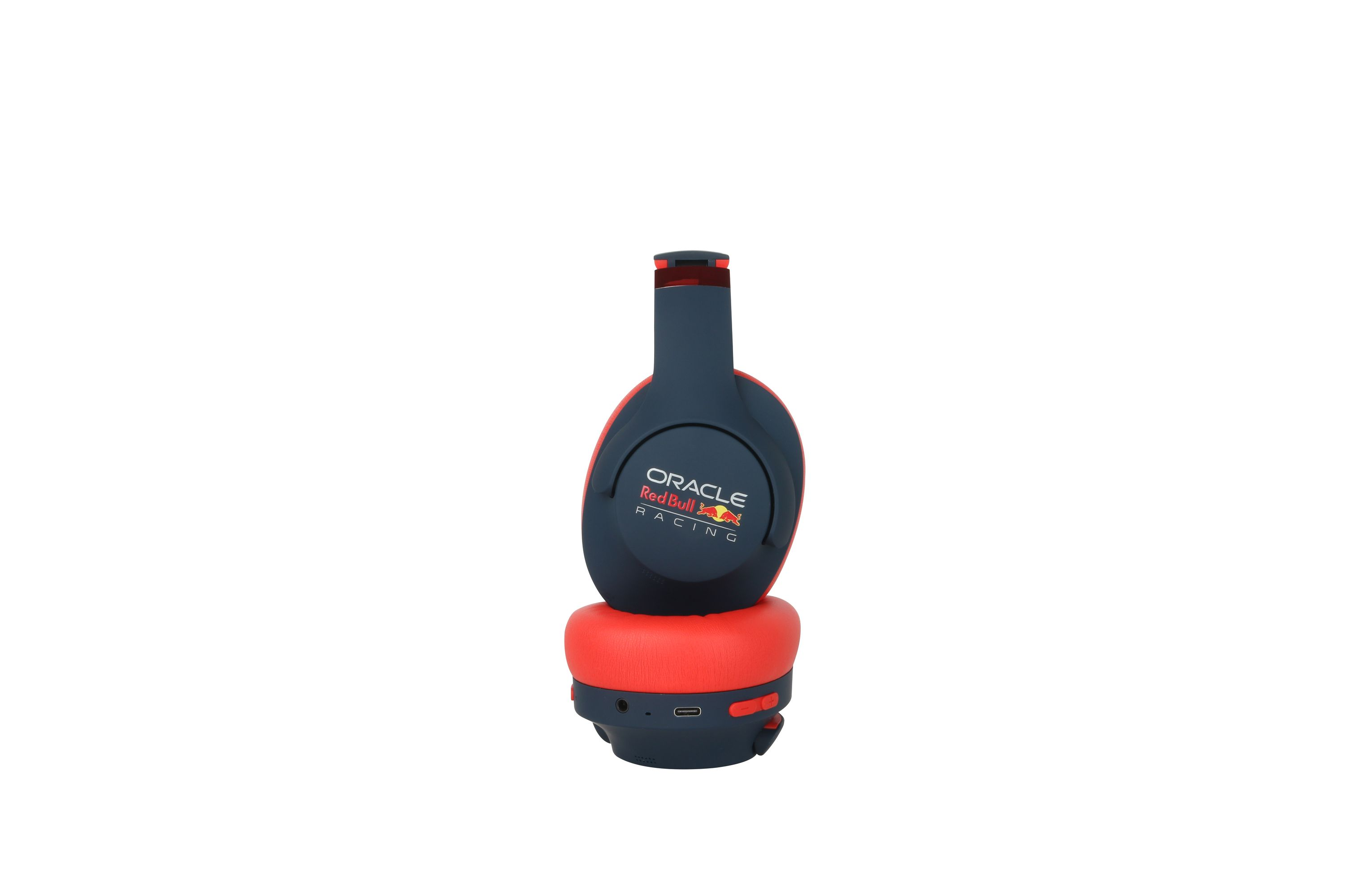 Cuffie con design rosso e blu navy. Visibile il logo Oracle Red Bull Racing. Isolate su sfondo bianco.