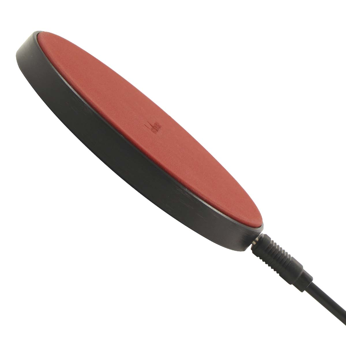 Ein schwarz-rotes kabelloses Ladegerät. Es hat ein rotes Pad und einen schwarzen Rahmen. Ein schwarzes Kabel ist mit dem Ladegerät verbunden.