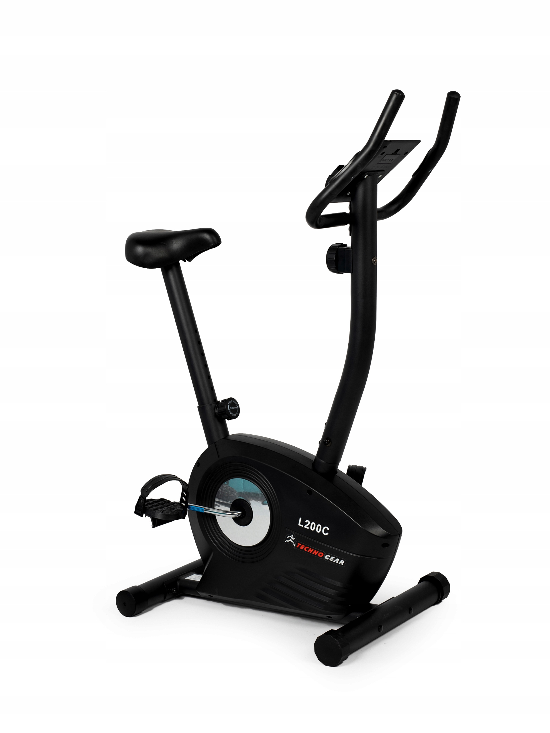 Czarny rower stacjonarny na białym tle. Posiada siodełko, kierownicę, pedały i markę 'Techno Gear'.