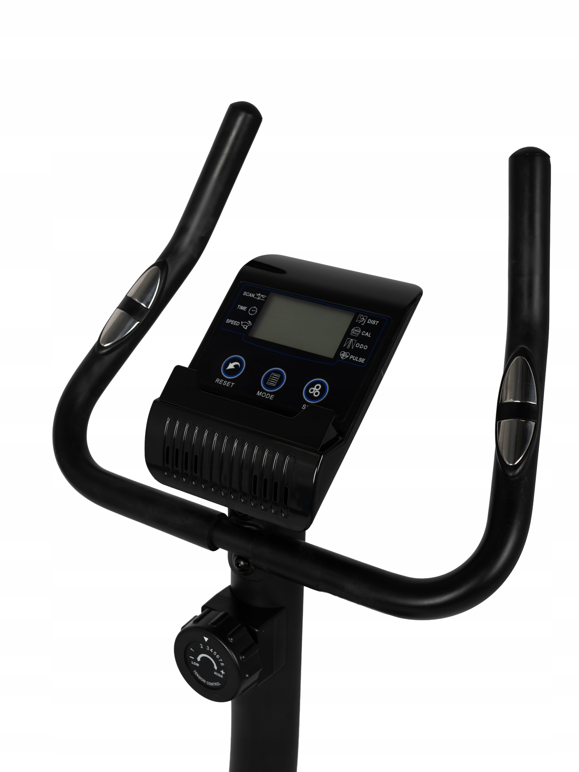 Czarne uchwyty i konsola roweru treningowego. Konsola wyświetla prędkość, czas i skanowanie. Widoczna regulacja napięcia.