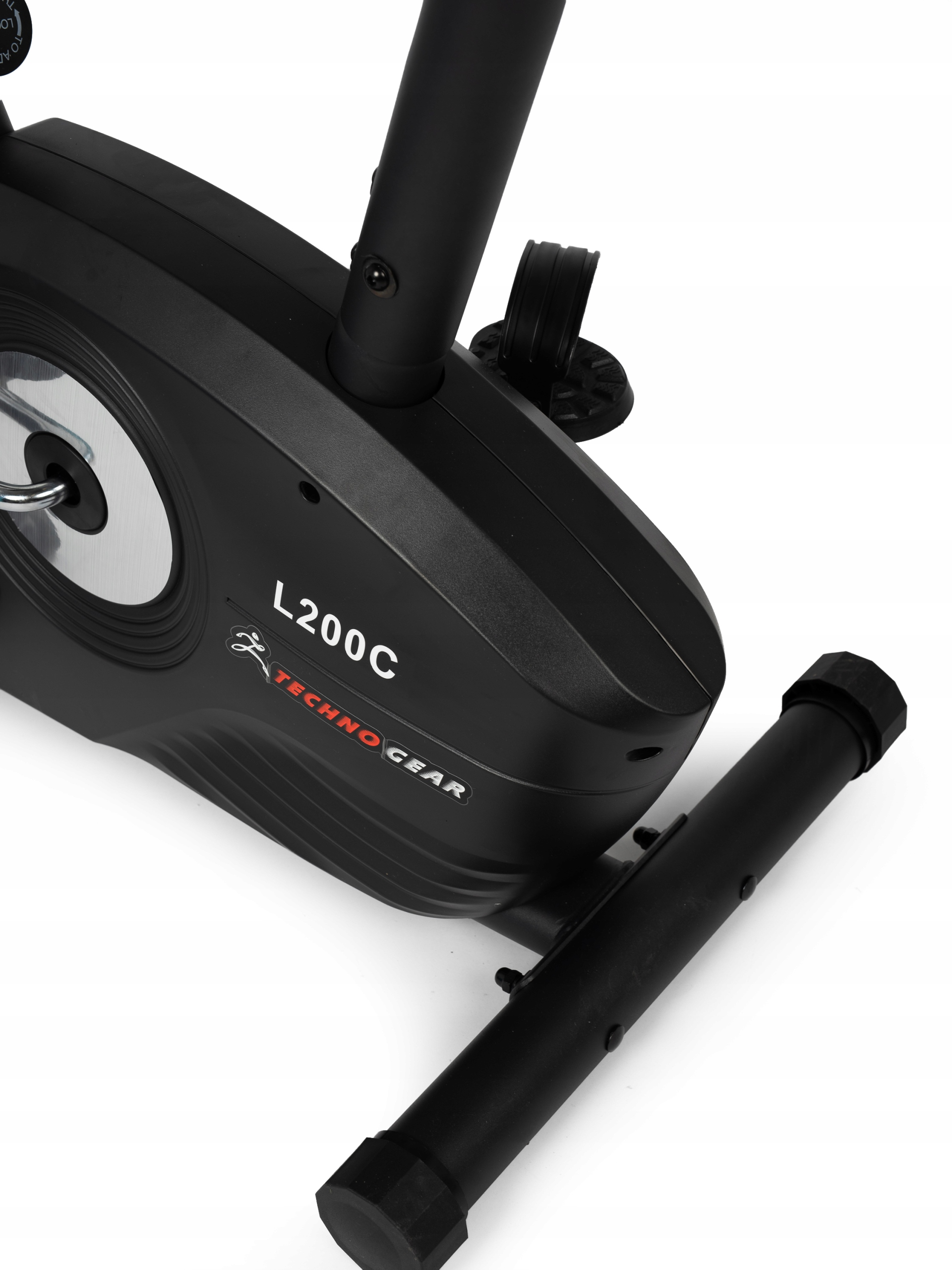 Zbliżenie czarnego roweru treningowego. Marka to Techno Gear z modelem L200C. Tło jest białe.