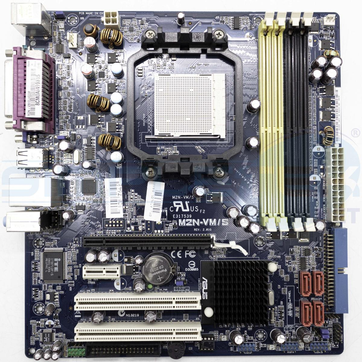 Una scheda madre per computer blu con vari componenti, tra cui slot, chip e connettori. La scheda ha più etichette e loghi.