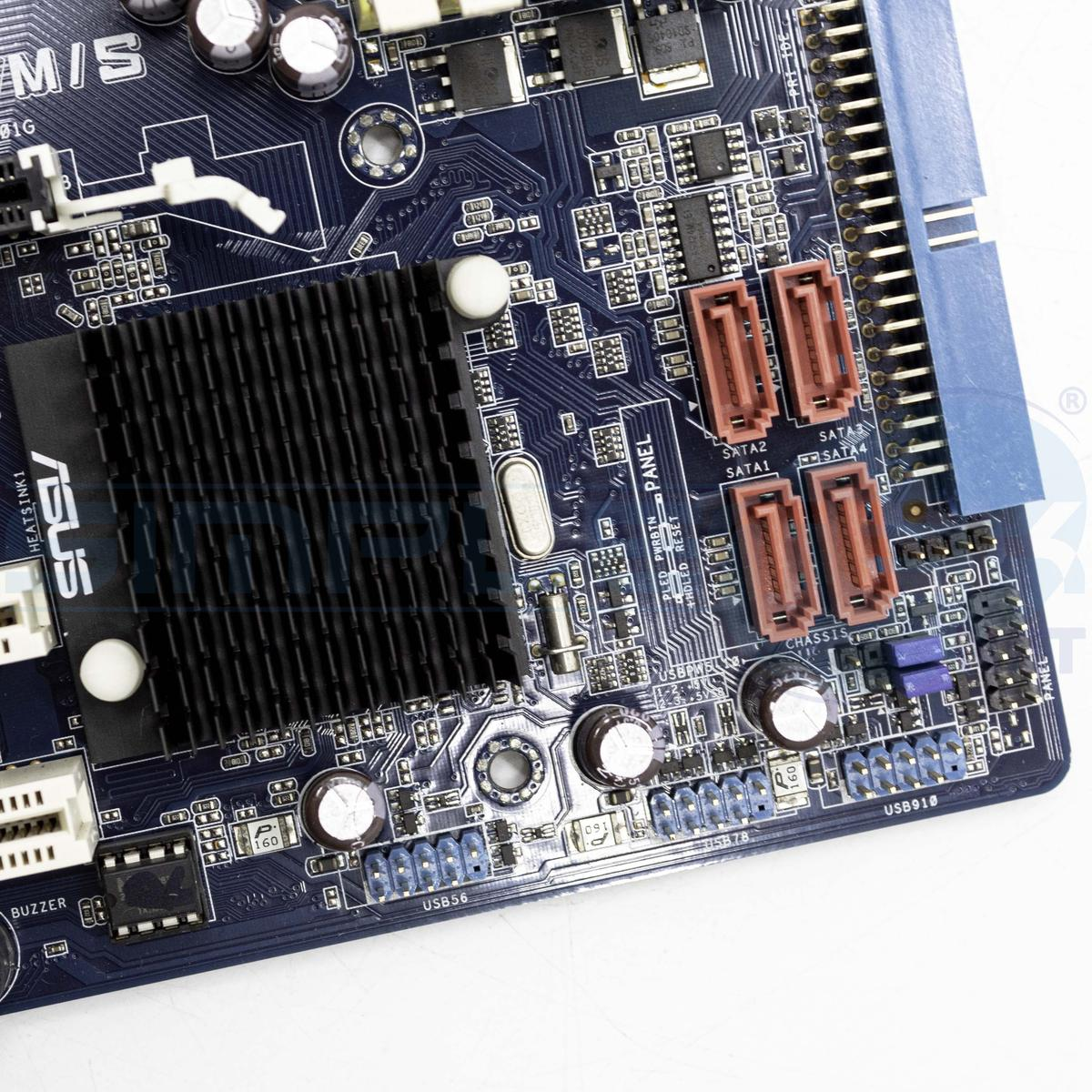 Primo piano di una scheda madre di computer. Ha vari componenti, tra cui un dissipatore di calore, porte SATA e connettori USB. La scheda è blu scuro.