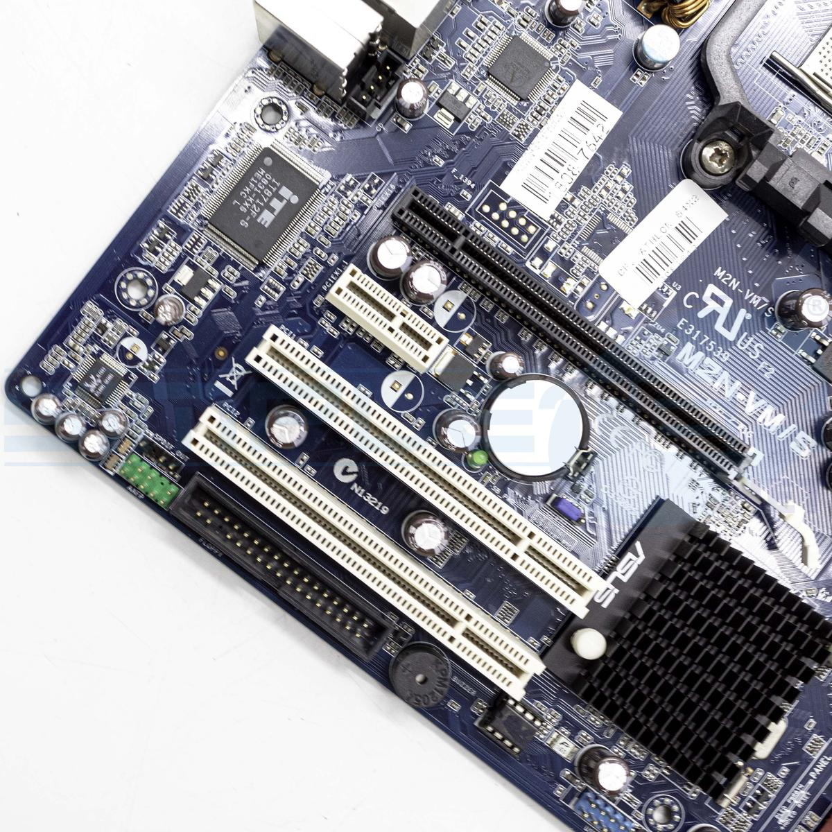 Una scheda madre blu per computer con vari componenti come chip, slot e un dissipatore di calore nero. Sono visibili etichette e codici.