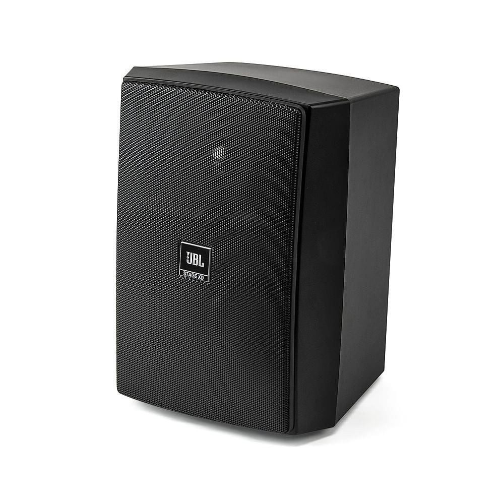 Beyaz zemin üzerinde siyah bir JBL Stage XD hoparlör. Hoparlör, file ön yüzeye ve JBL logosuna sahip dikdörtgen şeklindedir.