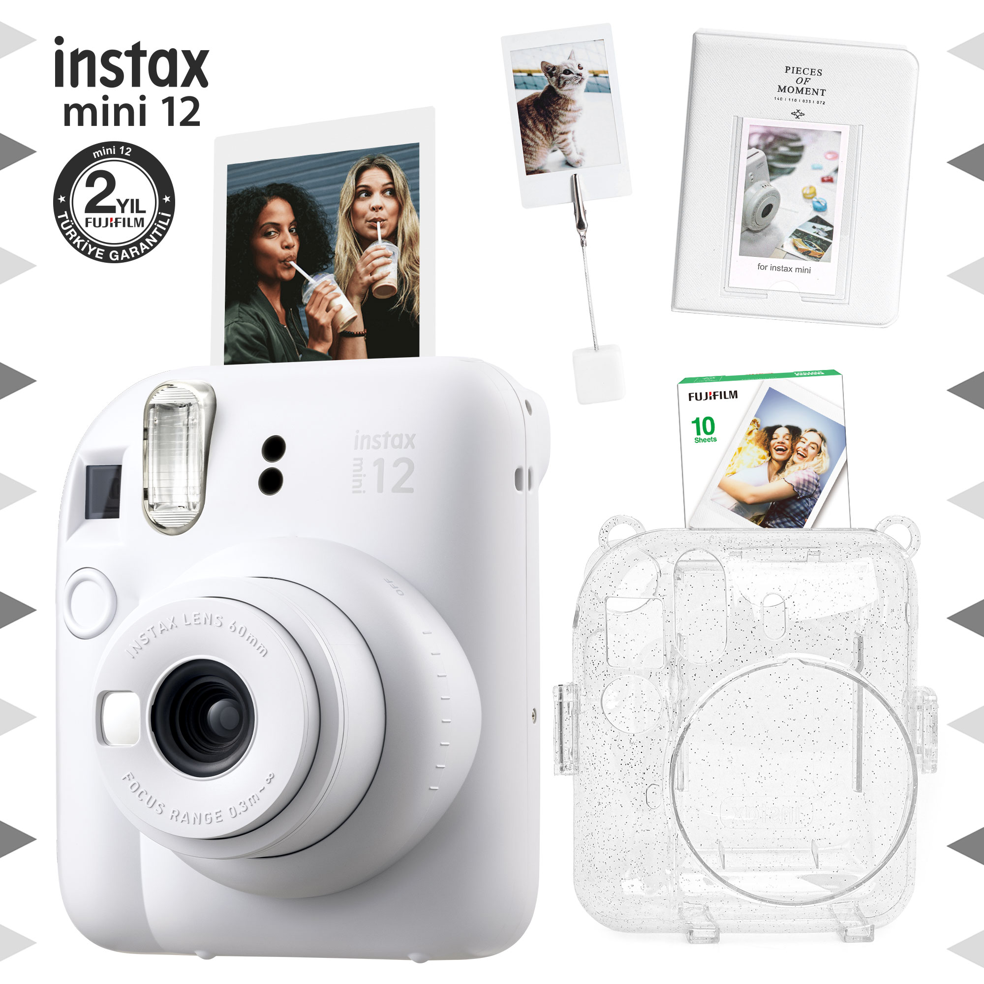 Beyaz bir arka plan üzerinde fotoğraflar, bir fotoğraf albümü ve şeffaf bir kılıf ile beyaz bir Instax Mini 12 kamera.
