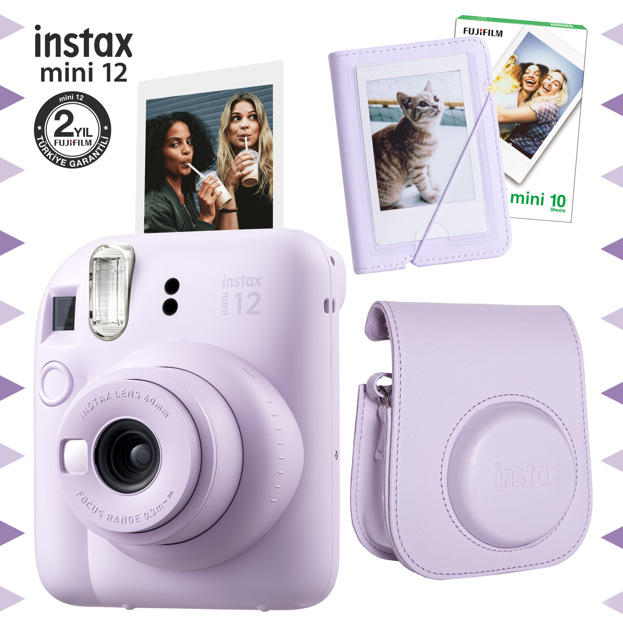 Mor renkli bir Instax Mini 12 kamera, film ve kılıf gibi aksesuarlarla. İki fotoğraf insanları ve bir kediyi gösteriyor.