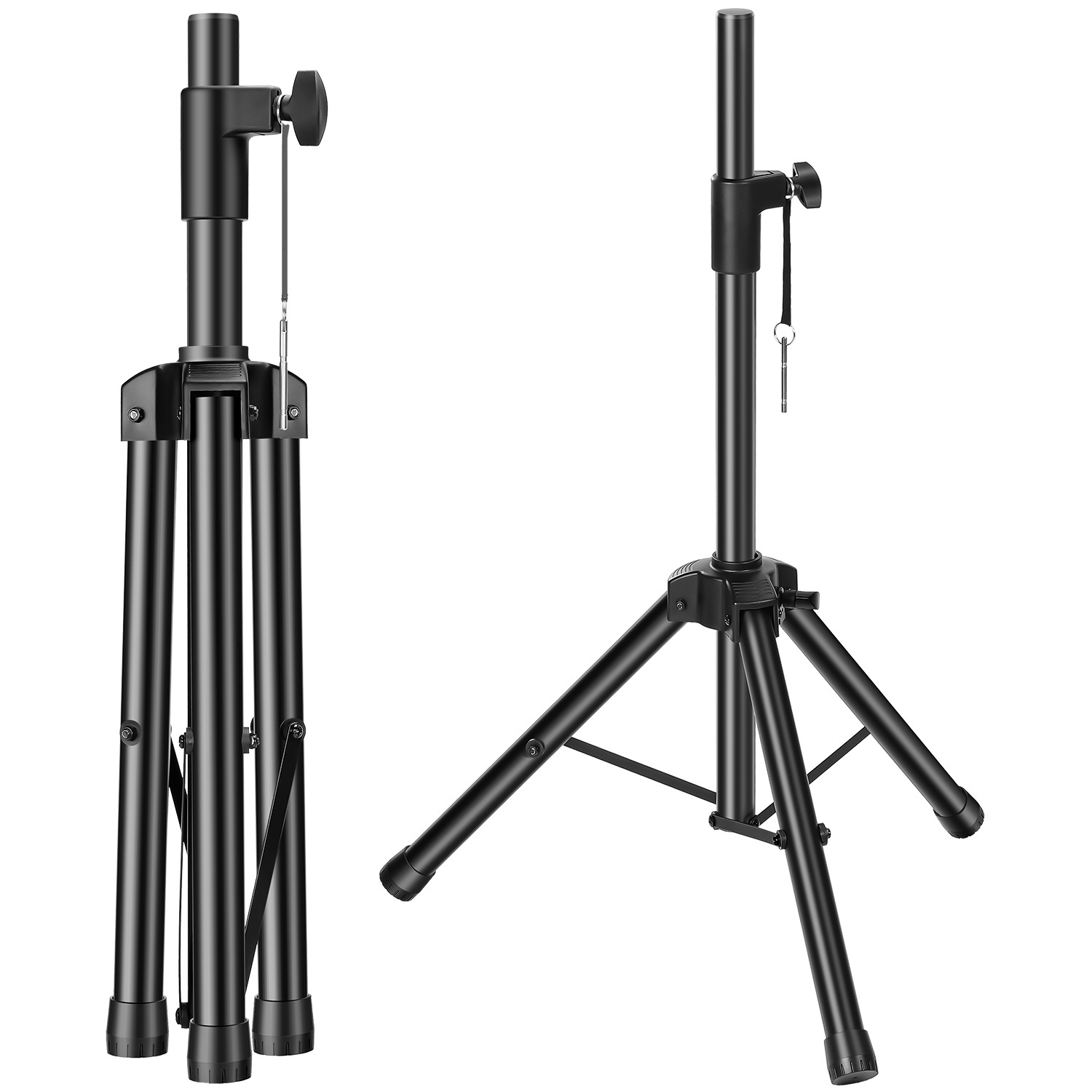 Beyaz zemin üzerinde iki siyah hoparlör sehpası. Biri katlanmış, diğeri açık. Her ikisi de tripod bacaklara, ayarlanabilir yüksekliğe ve bir kilitleme mekanizmasına sahiptir.