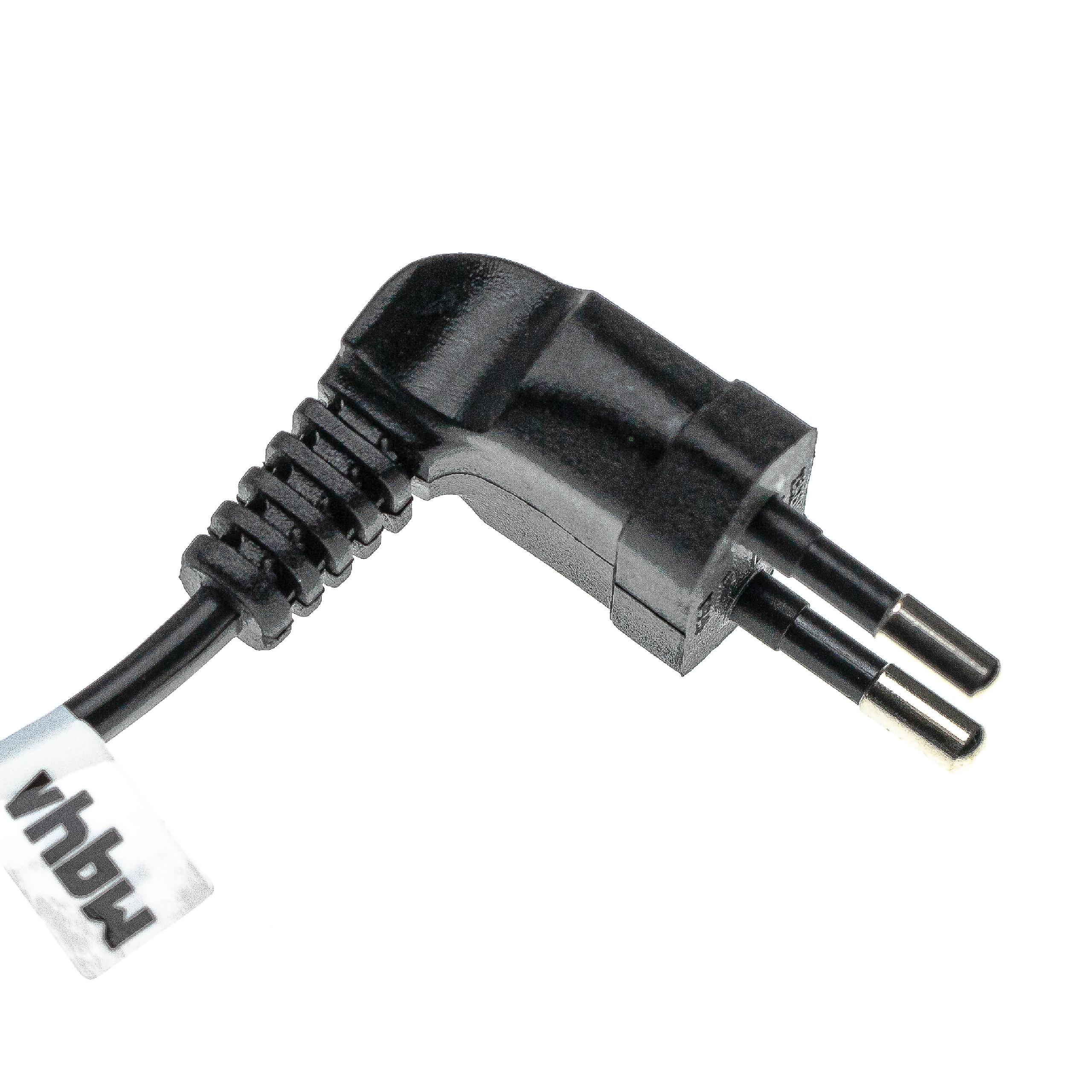 Schwarzes Netzkabel mit Stecker. Der Stecker hat zwei Metallstifte. Am Kabel ist ein Etikett befestigt.