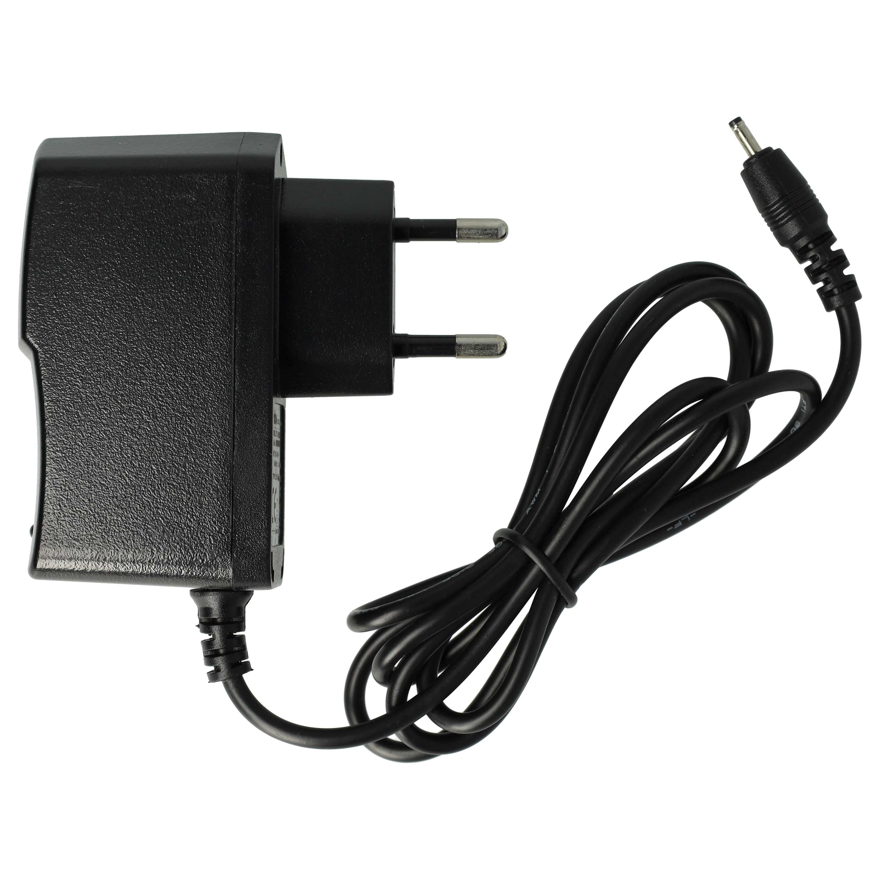 Schwarzes Netzteil mit Stiften und schwarzem Kabel. Stecker links, Kabel und Stecker rechts.