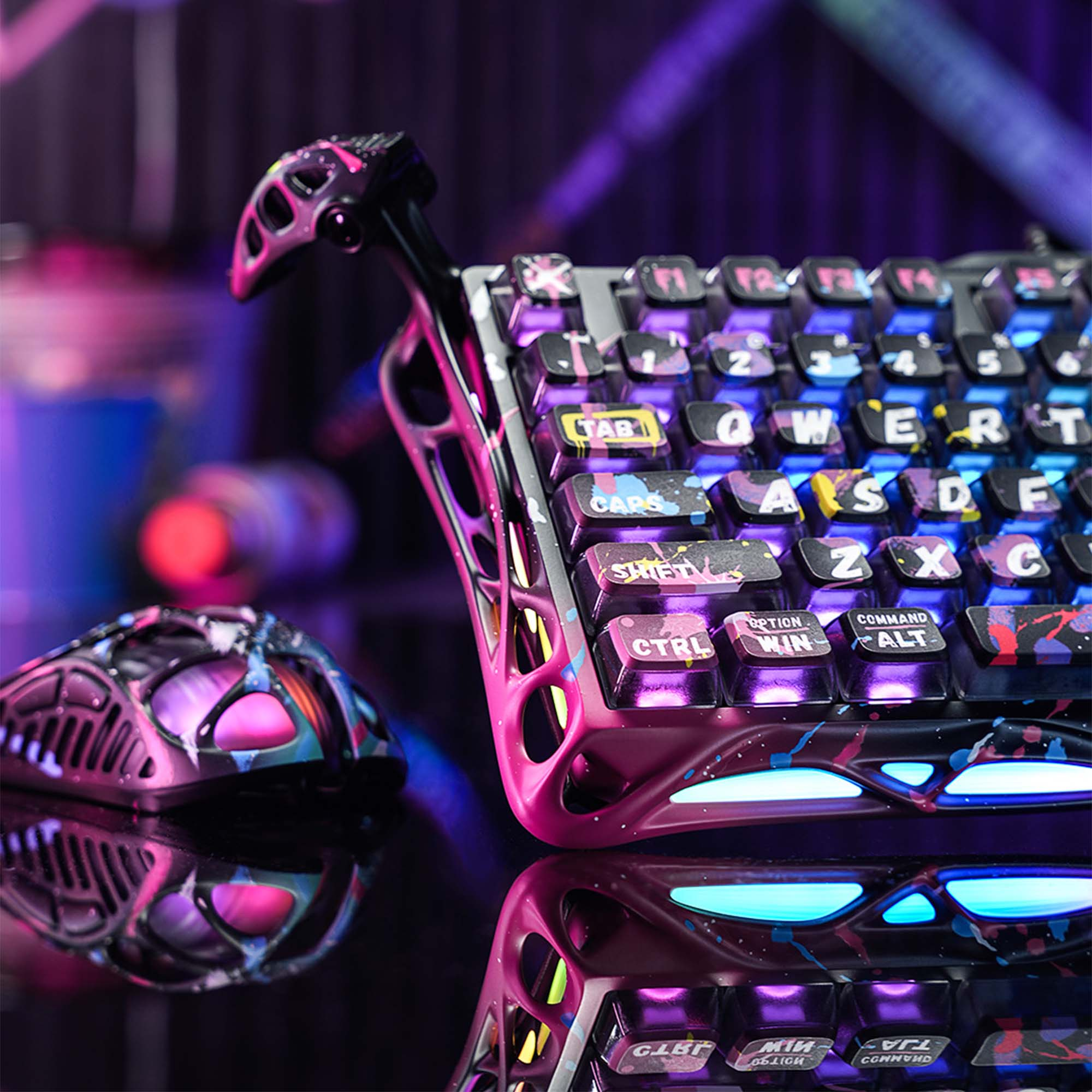 Niestandardowy zestaw klawiatury i myszy do gier z żywymi kolorami i neonami. Klawiatura jest czarna z różowymi akcentami.