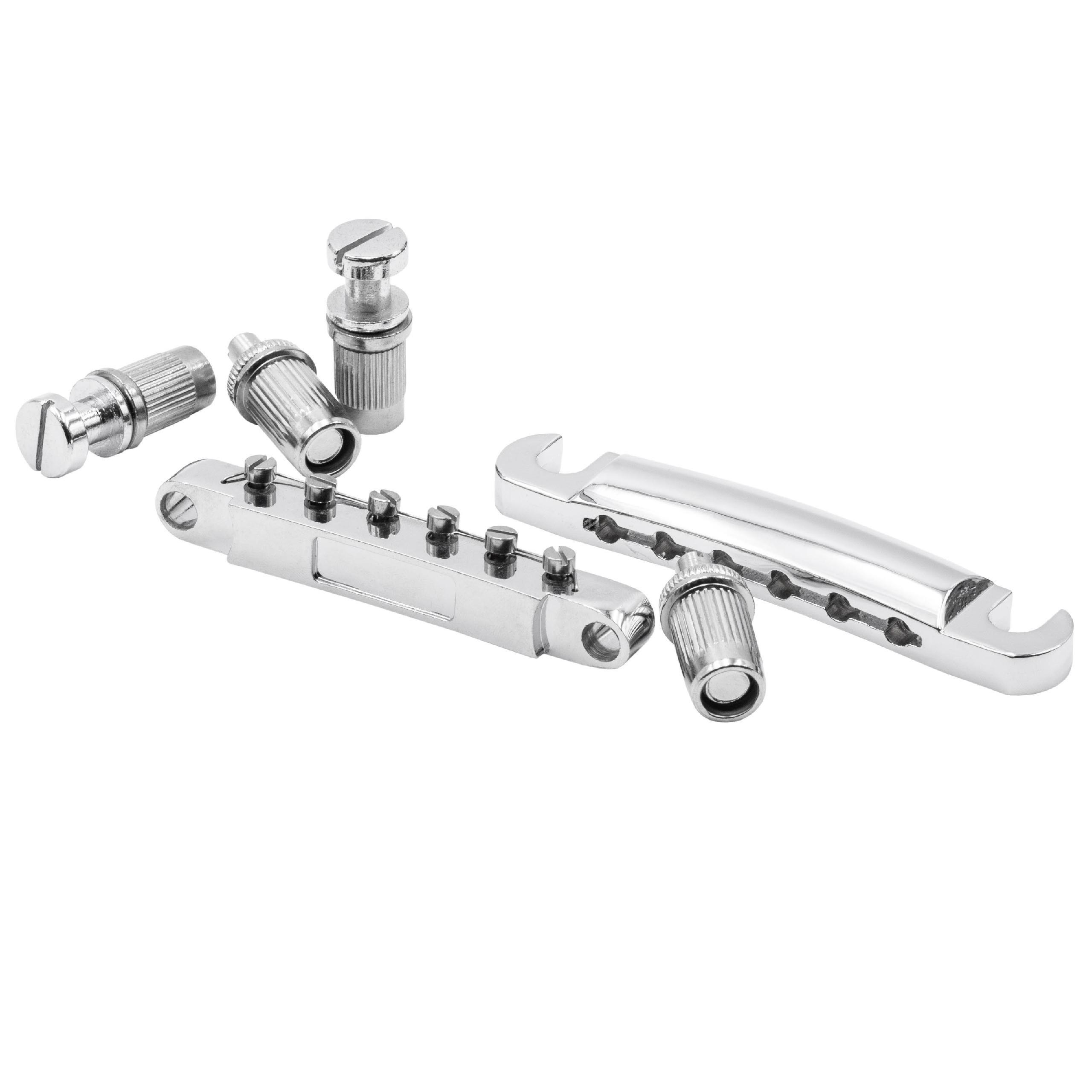 Chrom-Gitarrenbrücke und Komponenten auf weißem Hintergrund. Schrauben, Brücke und Höhenversteller sind sichtbar.